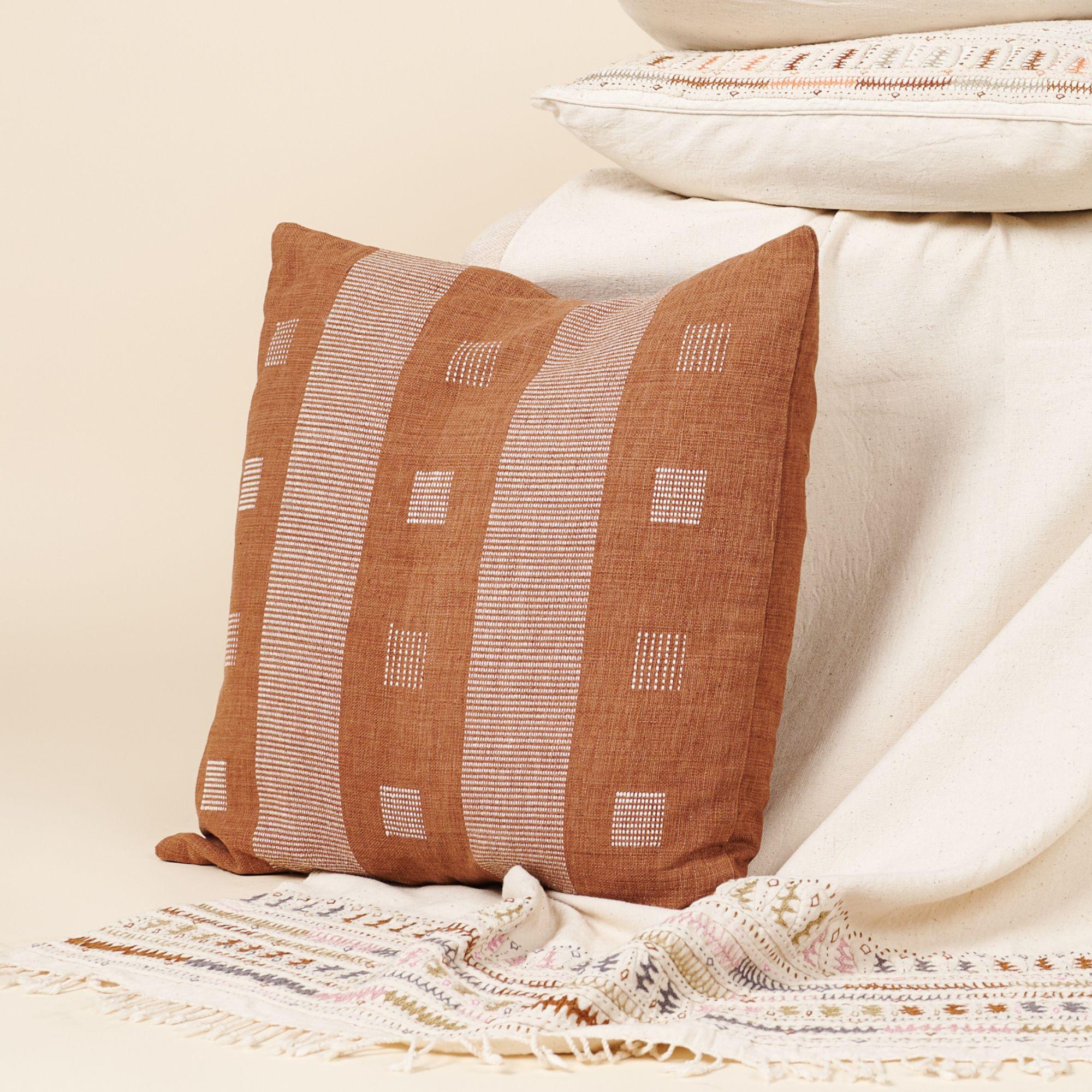 Chokor Nira Coussin en coton biologique marron tissé à la main à motifs géométriques Neuf - En vente à Bloomfield Hills, MI