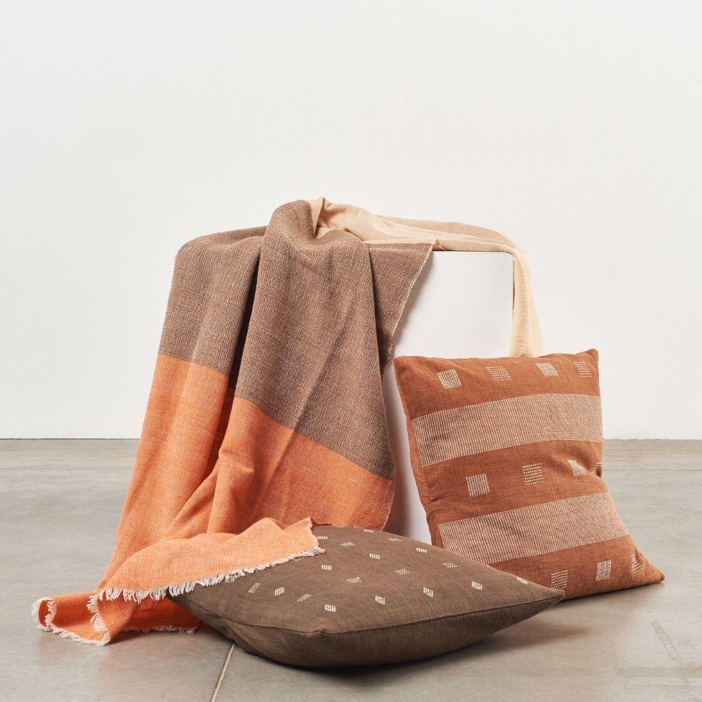 XXIe siècle et contemporain Chokor Nira Coussin en coton biologique marron tissé à la main à motifs géométriques en vente