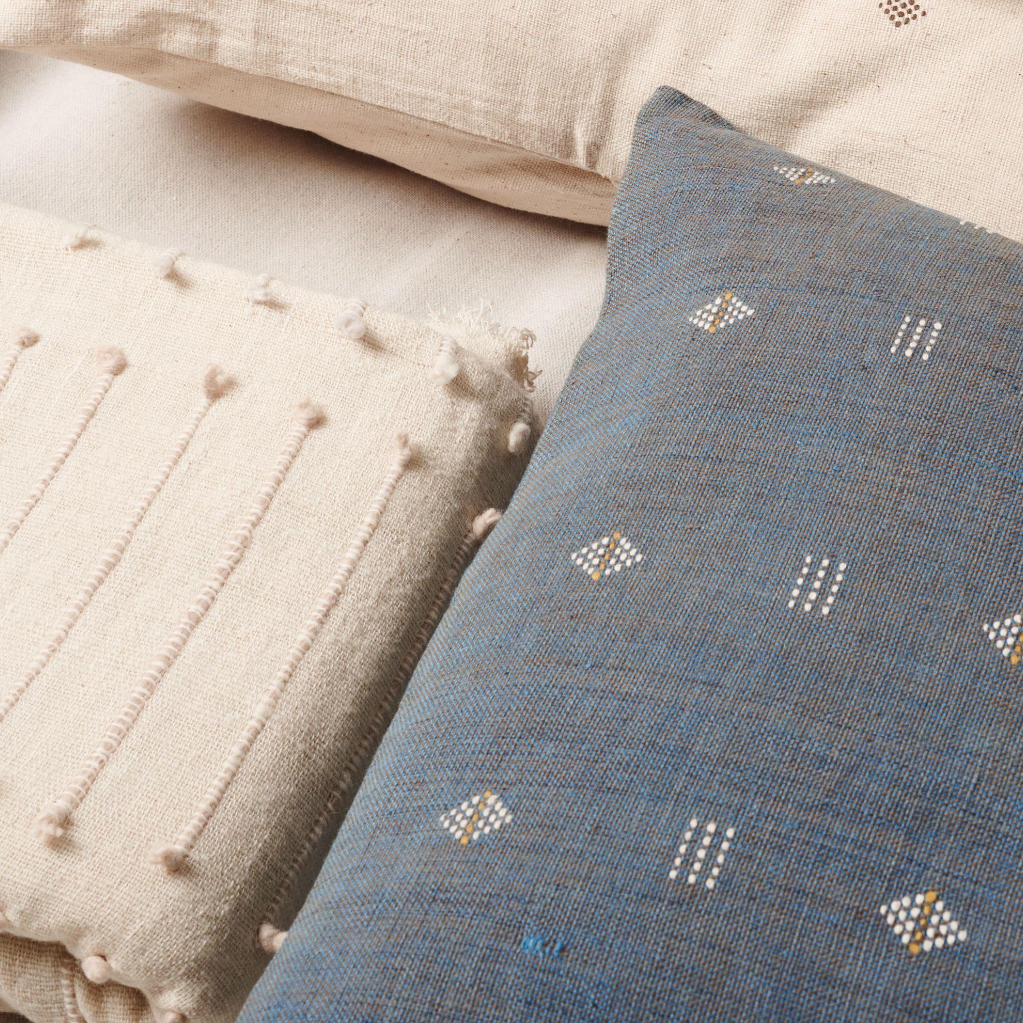 Chokor Nira Indigofarbenes handgewebtes Kissen aus Bio-Baumwolle mit geometrischen Mustern (Moderne) im Angebot
