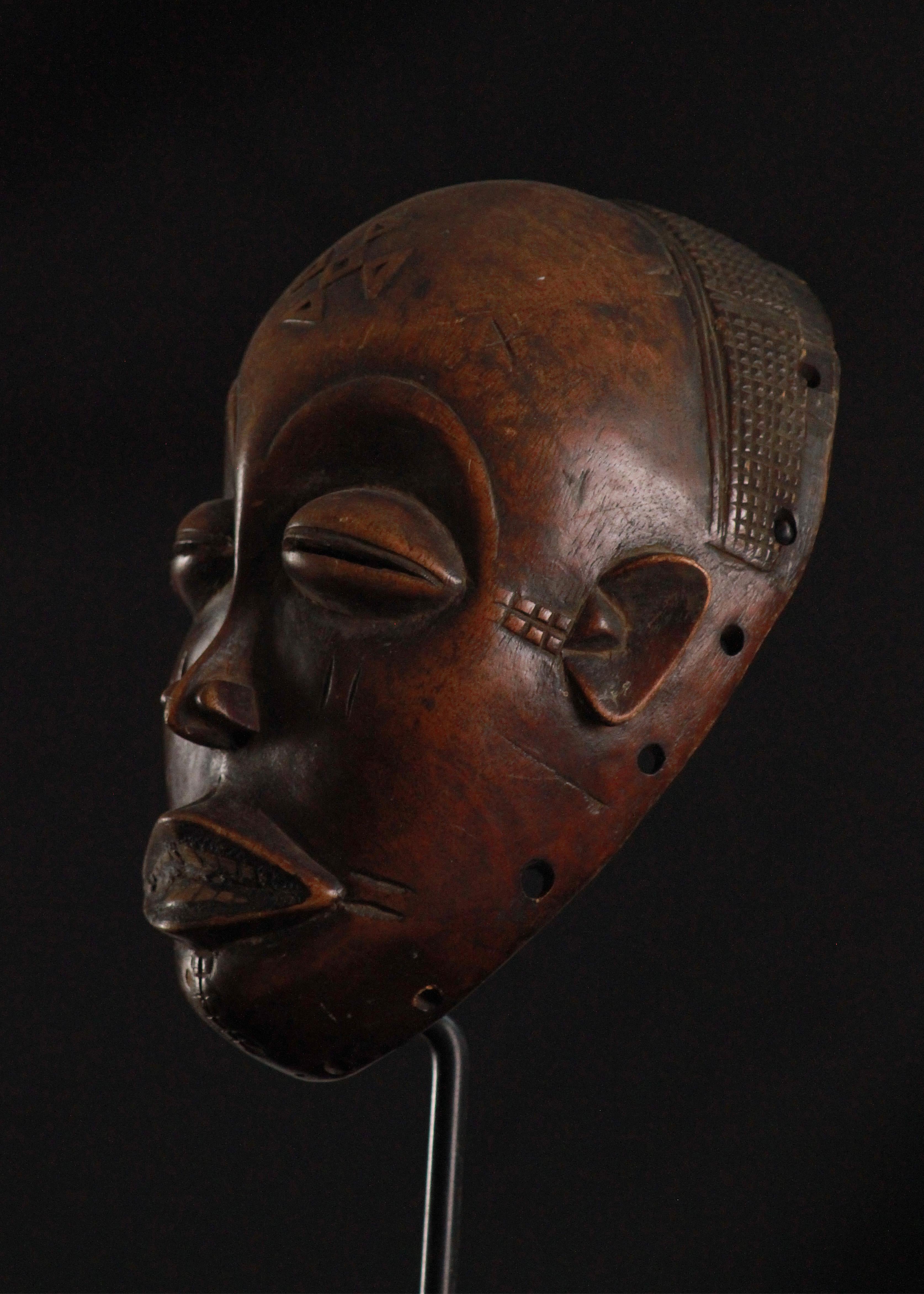 Chokwe Mask, Democratic Republic of The Congo 20th Century In Good Condition For Sale In Austin, TX