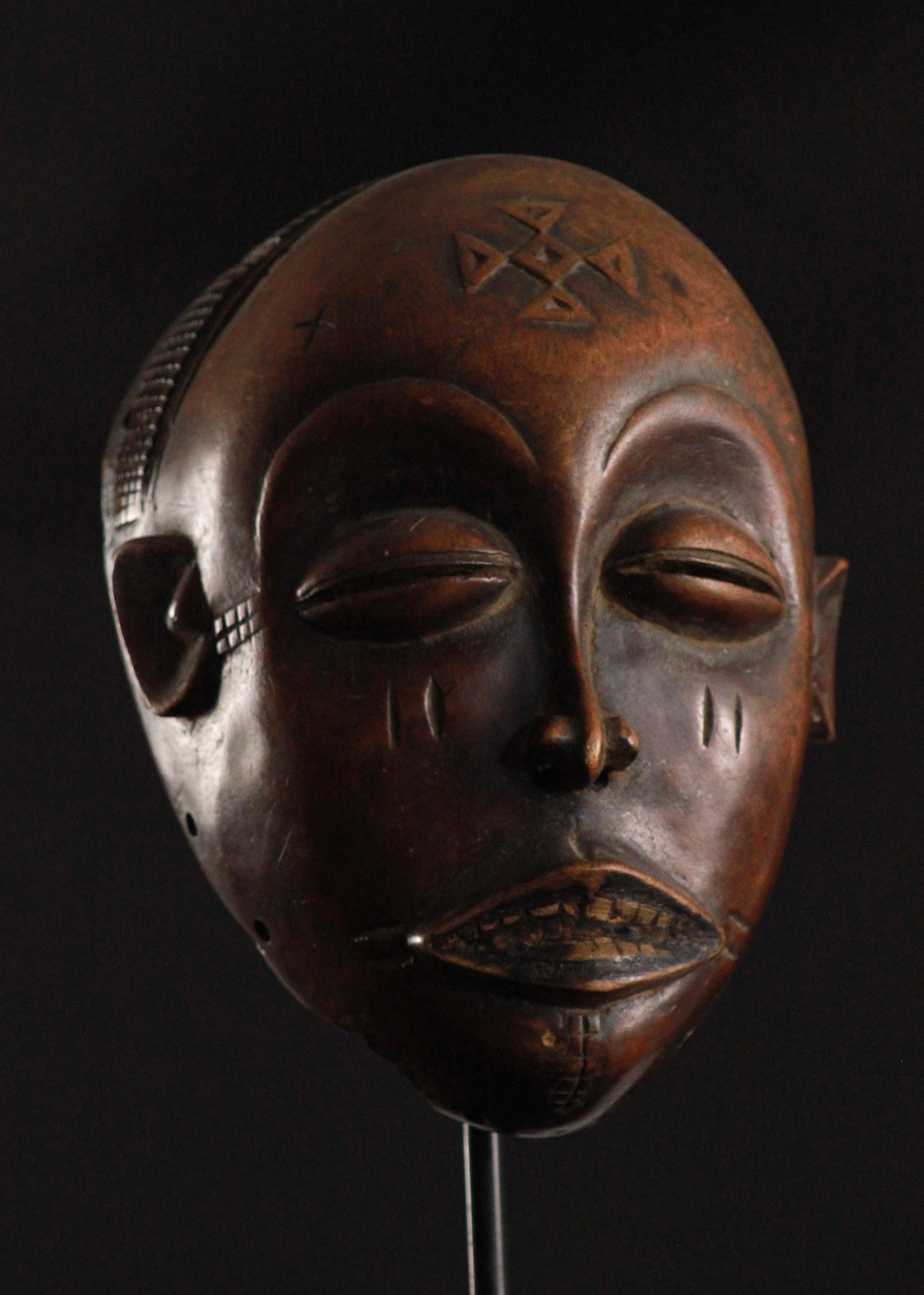 Chokwe Mask, Democratic Republic of The Congo 20th Century In Good Condition For Sale In Austin, TX