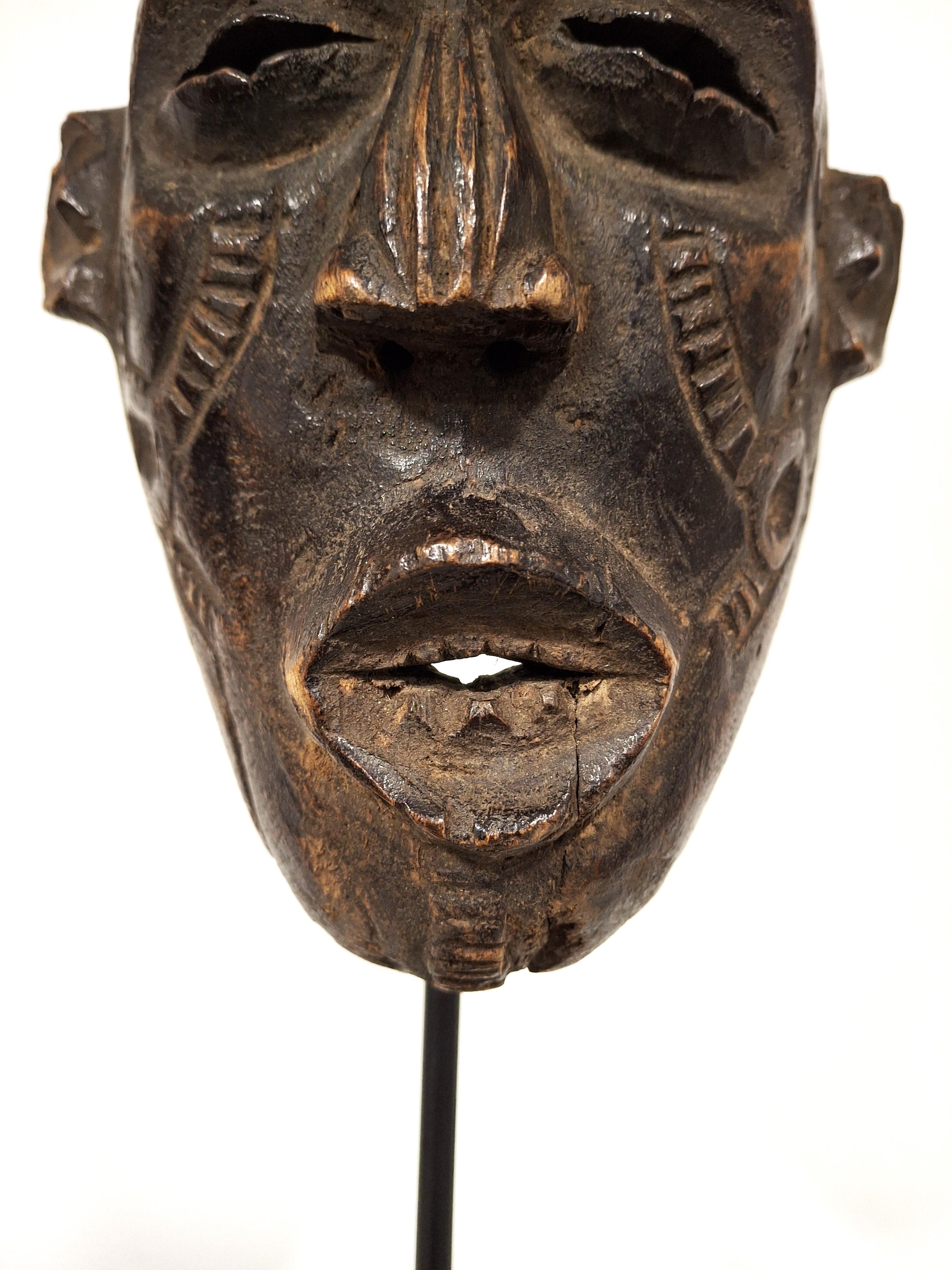 Maschera Chokwe - Metà del XX secolo - Angola - Tribal Art africana in vendita 3