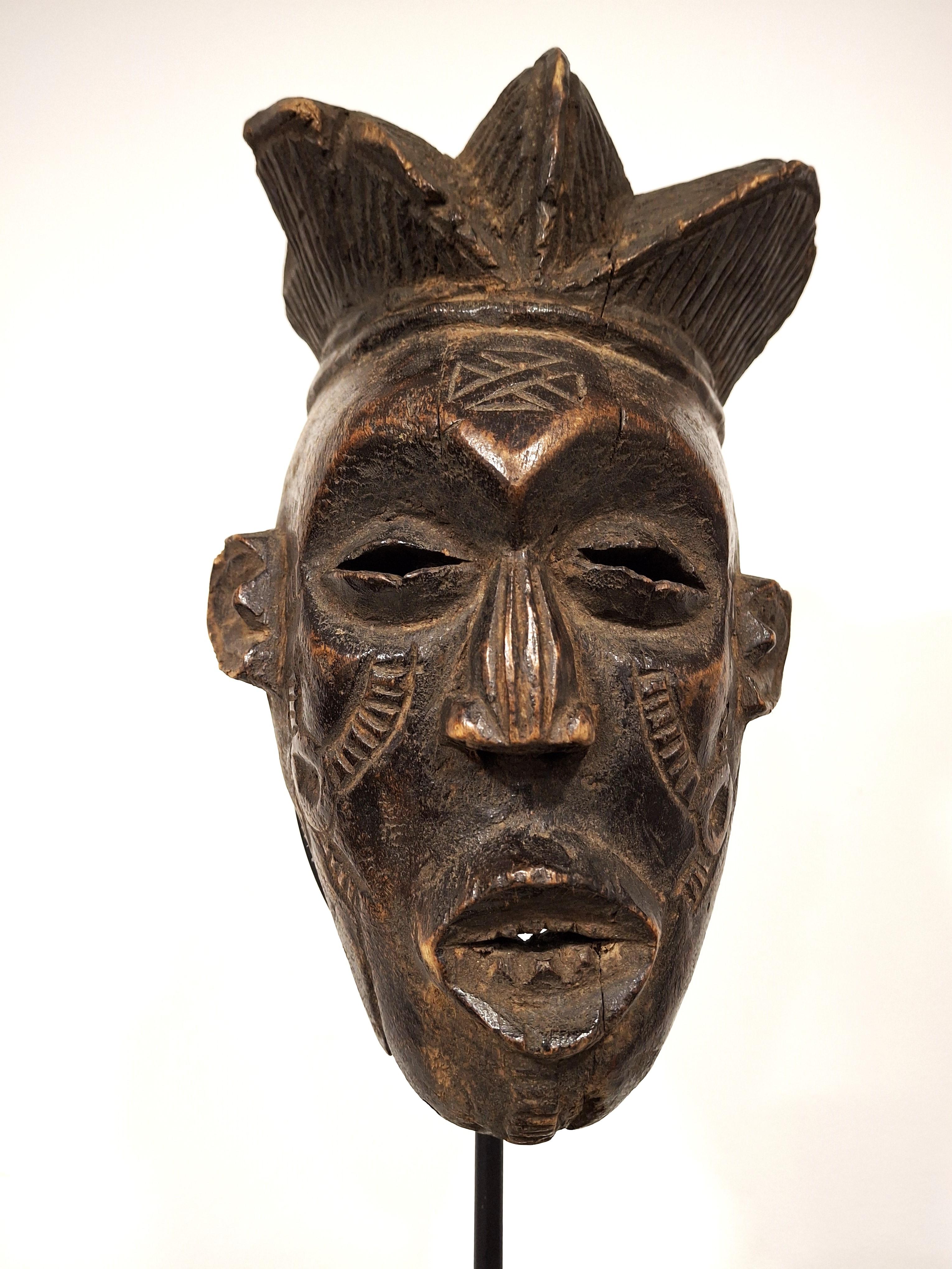 Maschera Chokwe - Metà del XX secolo - Angola - Tribal Art africana in vendita 4
