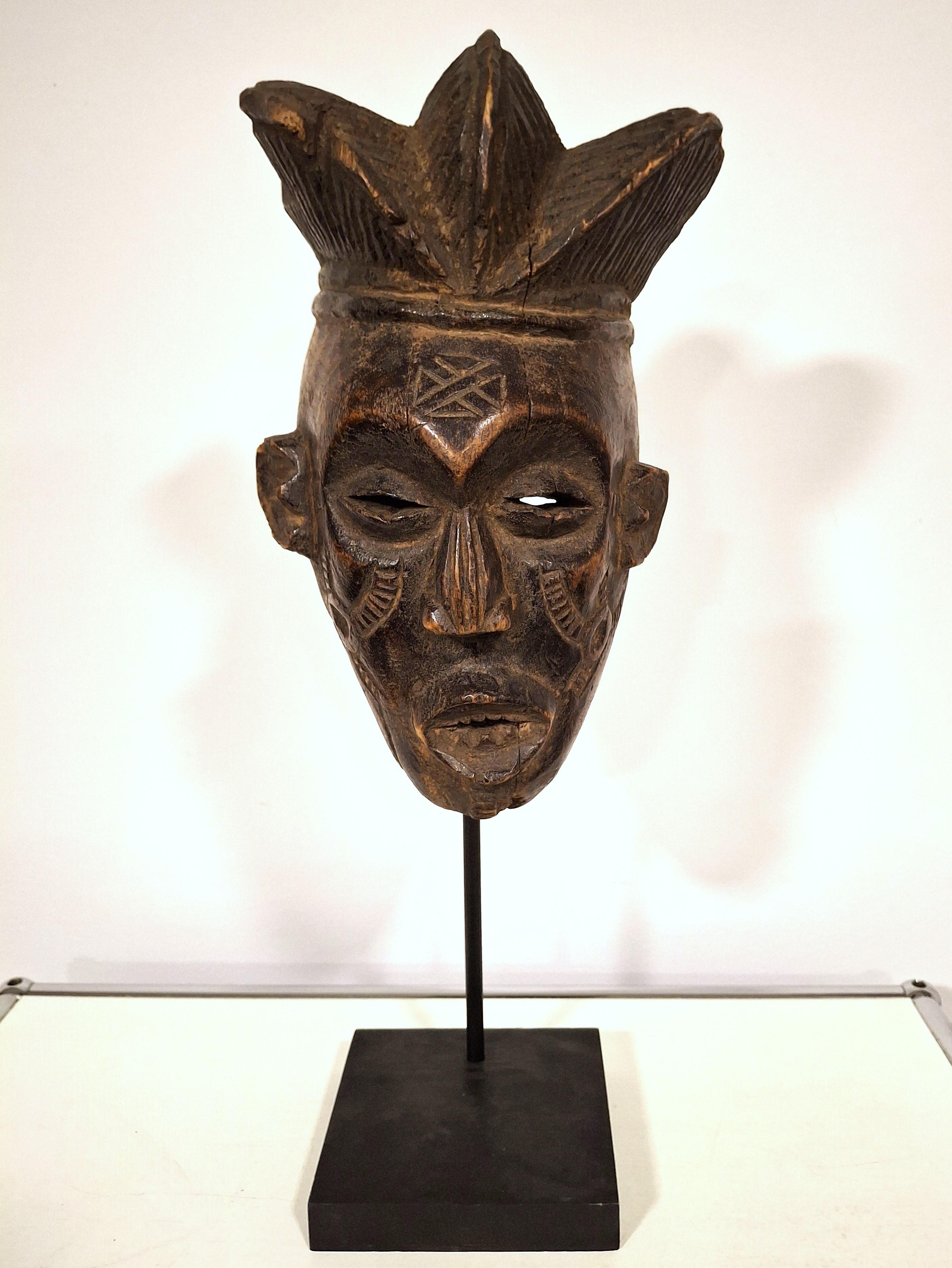 Porta a casa un pezzo di eredità ancestrale con questa autentica maschera Chokwe dell'Angola, realizzata a metà del XX secolo. Radicate in una profonda tradizione culturale, le maschere Chokwe erano un tempo utilizzate nei rituali sacri e