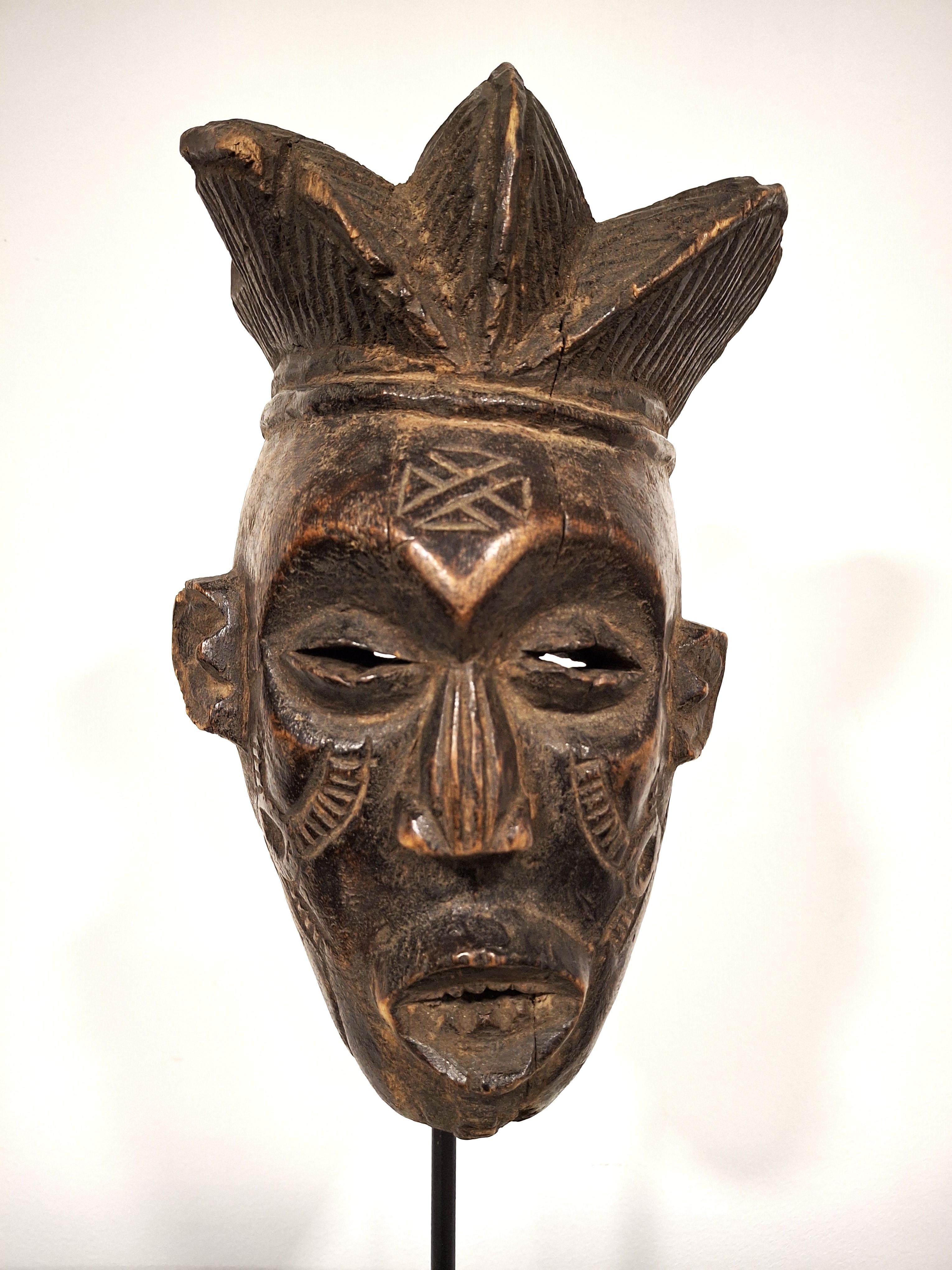 Maschera Chokwe - Metà del XX secolo - Angola - Tribal Art africana in vendita 1