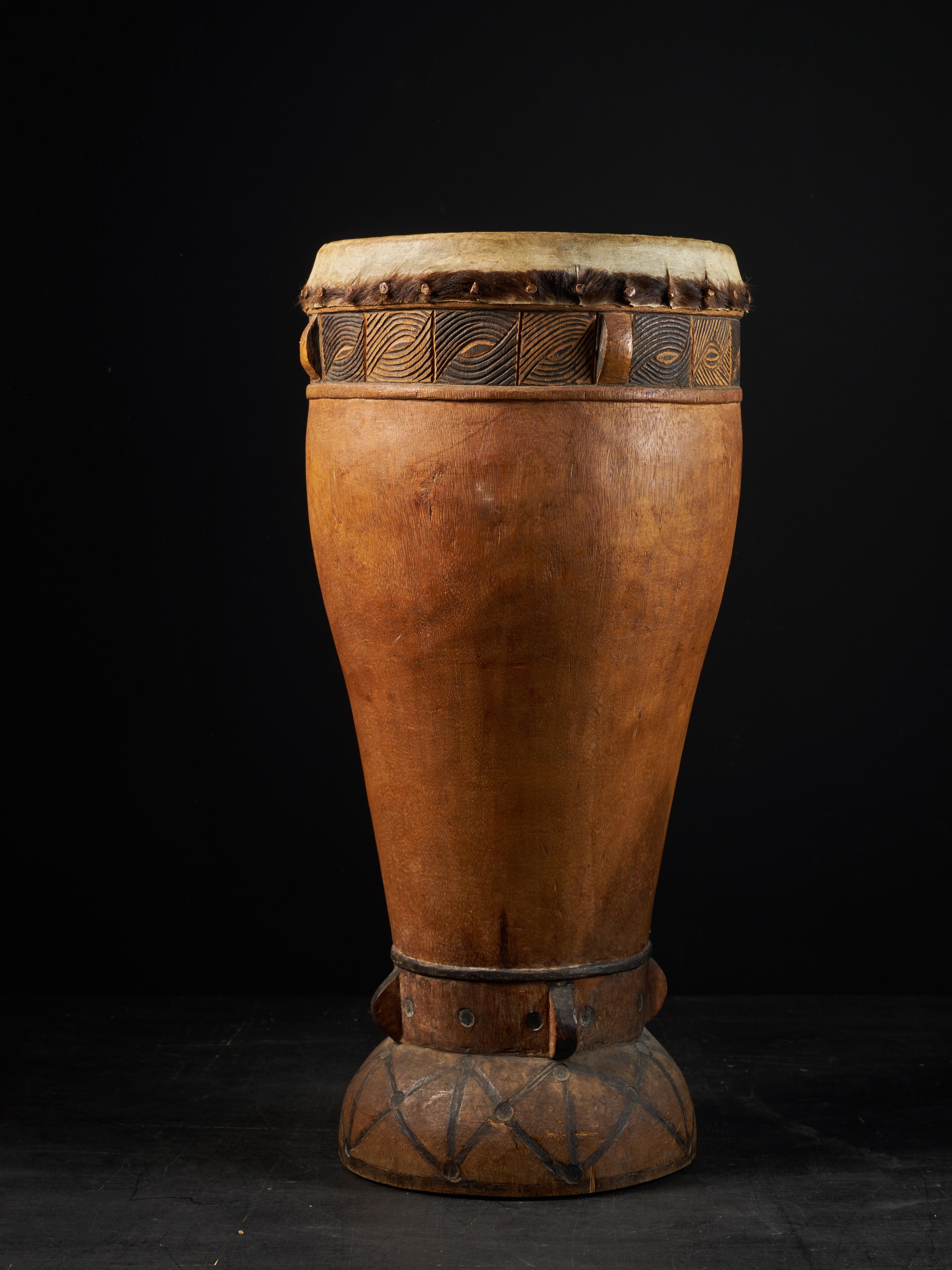 Chokwe people, DRC, Wooden Drum with inlaid Decorative motifs In Good Condition In Leuven , BE
