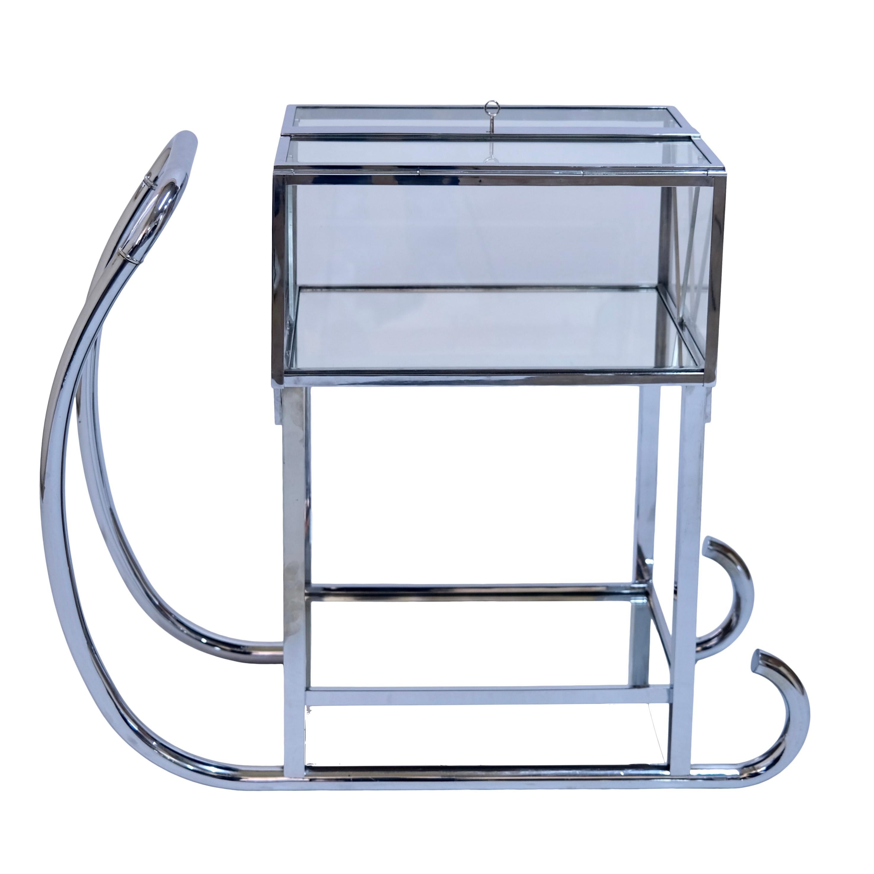 Bar furniture in the form of a sledge by René Herbst. 
Glass box lowers when opened.
Original chrome plating

Original Art Deco, France 1930s

Dimensions:
Width: 90 cm
Height: 87 cm
Depth: 36 cm.