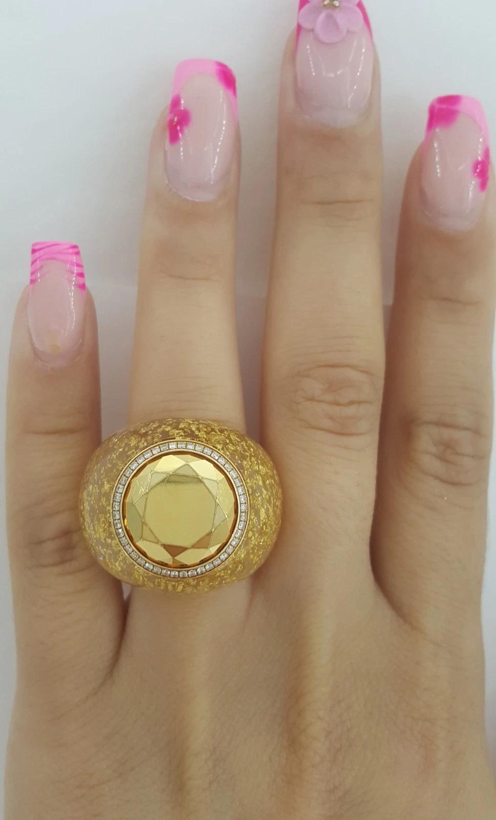 Audace ed elegante, questo anello Chopard Golden Dreams mette in mostra una raffinata lavorazione artigianale e un design distintivo. Realizzato in lussuoso oro giallo 18 carati con una larghezza di 22 mm, l'anello è impreziosito da 45 diamanti