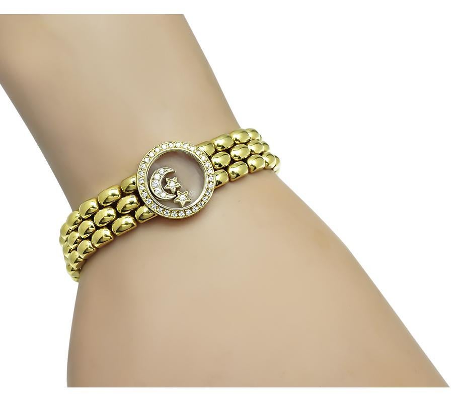 Questo è uno splendido bracciale in oro giallo 18 carati di Chopard. Il bracciale è incastonato con scintillanti diamanti a taglio rotondo che pesano circa 0.47 carati. Il colore di questi diamanti è E-F con purezza VS. Il bracciale misura 17 mm di