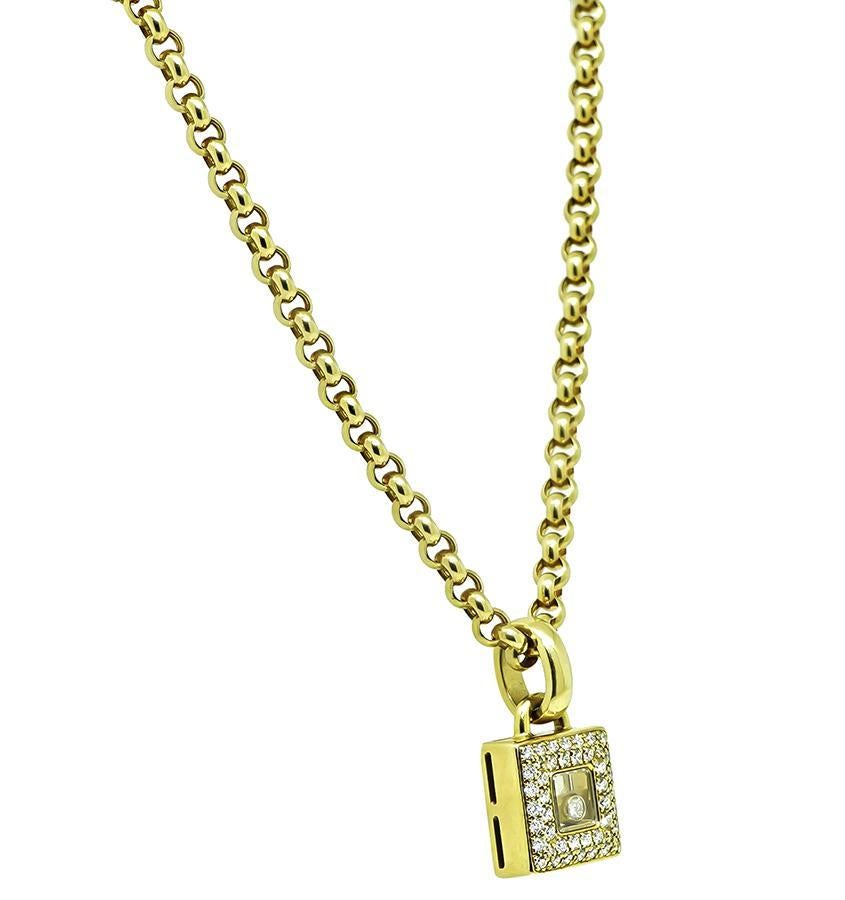 Il s'agit d'un magnifique collier pendentif en or jaune 18 carats de Chopard. Le pendentif est serti de diamants ronds étincelants pesant environ 0.50 ct. La couleur de ces diamants est E et leur pureté VS. Le pendentif mesure 21 mm sur 12 mm. La