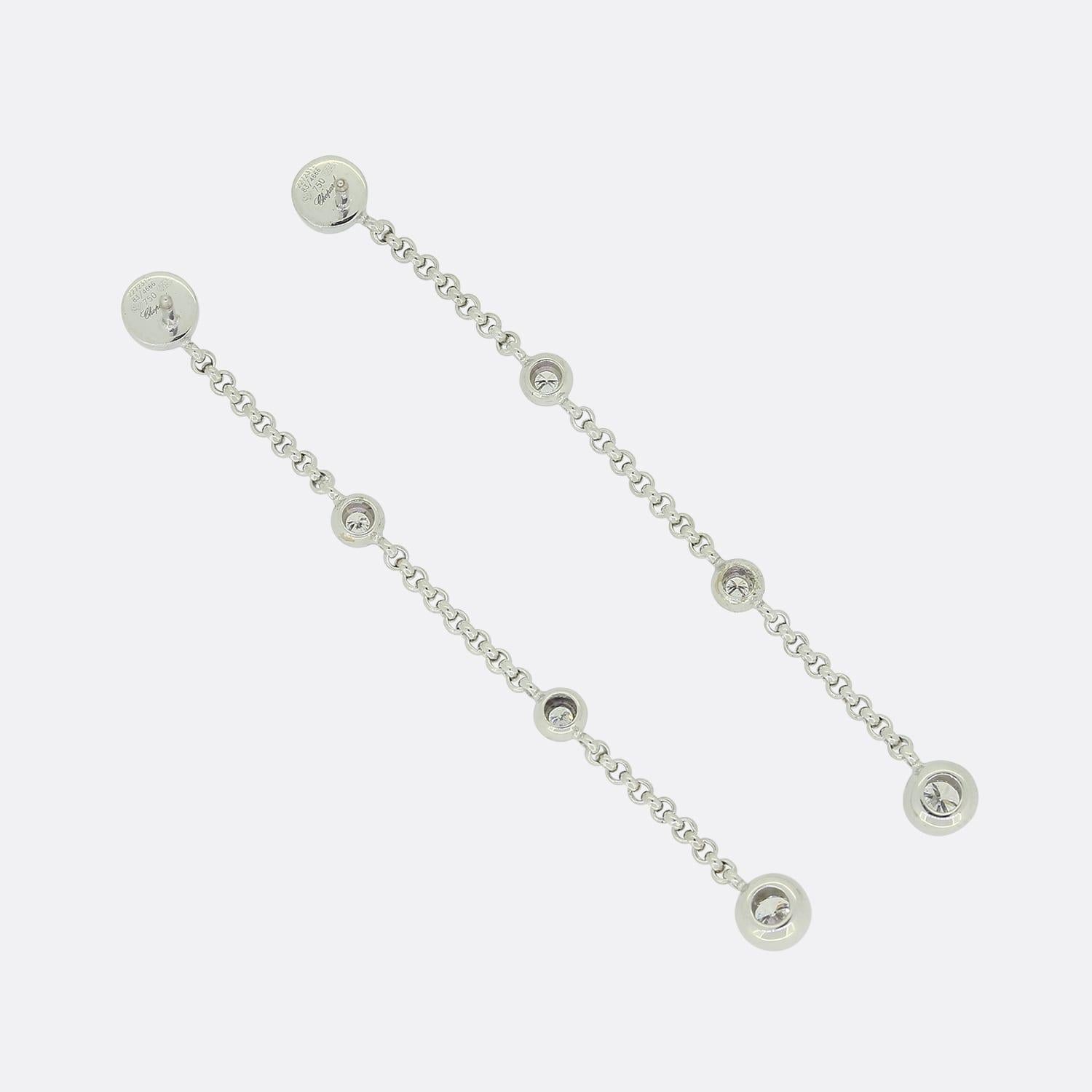 Si tratta di un paio di elegantissimi orecchini a goccia con diamanti in oro bianco 18 ct di Chopard. Ogni orecchino è incastonato con 4 diamanti bianchi rotondi. I 4 diamanti sono separati da catene belcher in oro bianco 18ct.

Condit: Usato