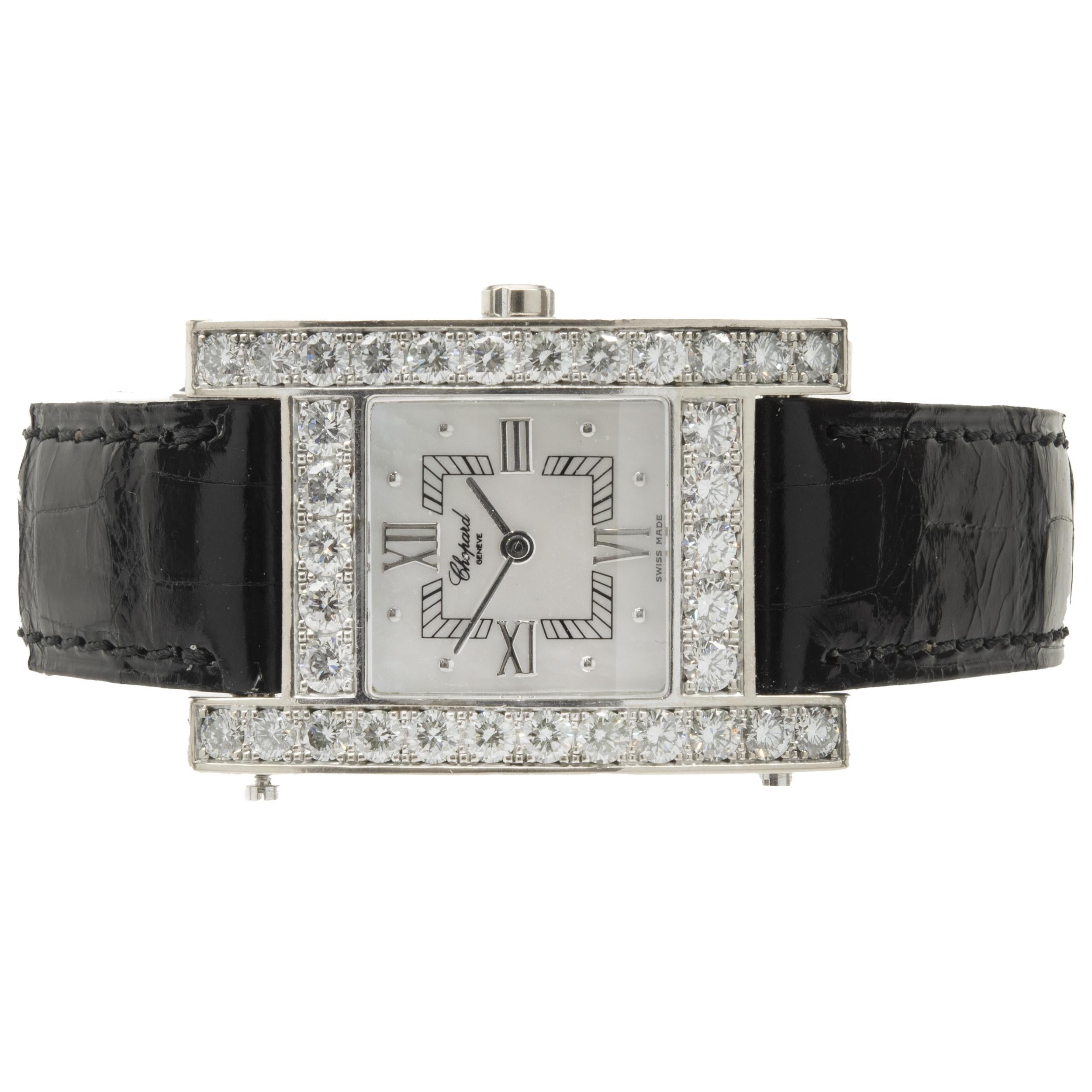 Uhrwerk: Quarz
Funktion: Stunden, Minuten
Gehäuse: 24x25mm quadratisches Gehäuse, Diamantlünette
Band: Chopard schwarzes Lederband, Dornschließe
Zifferblatt: Perlmutt romanisch
Referenznummer: 445/1
Seriennummer: 517XXX

Komplett mit