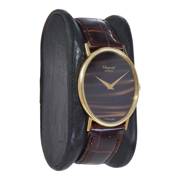 USINE / MAISON : Chopard Watch Company
STYLE / RÉFÉRENCE : Style de robe / ovale 
METAL / MATERIAL : Or jaune 18Kt 
DIMENSIONS : Longueur 36mm X Diamètre 28mm
CIRCA : 1970's / 1980's
MOUVEMENT / CALIBRE : Remontage manuel / 17 rubis 
CADRAN /