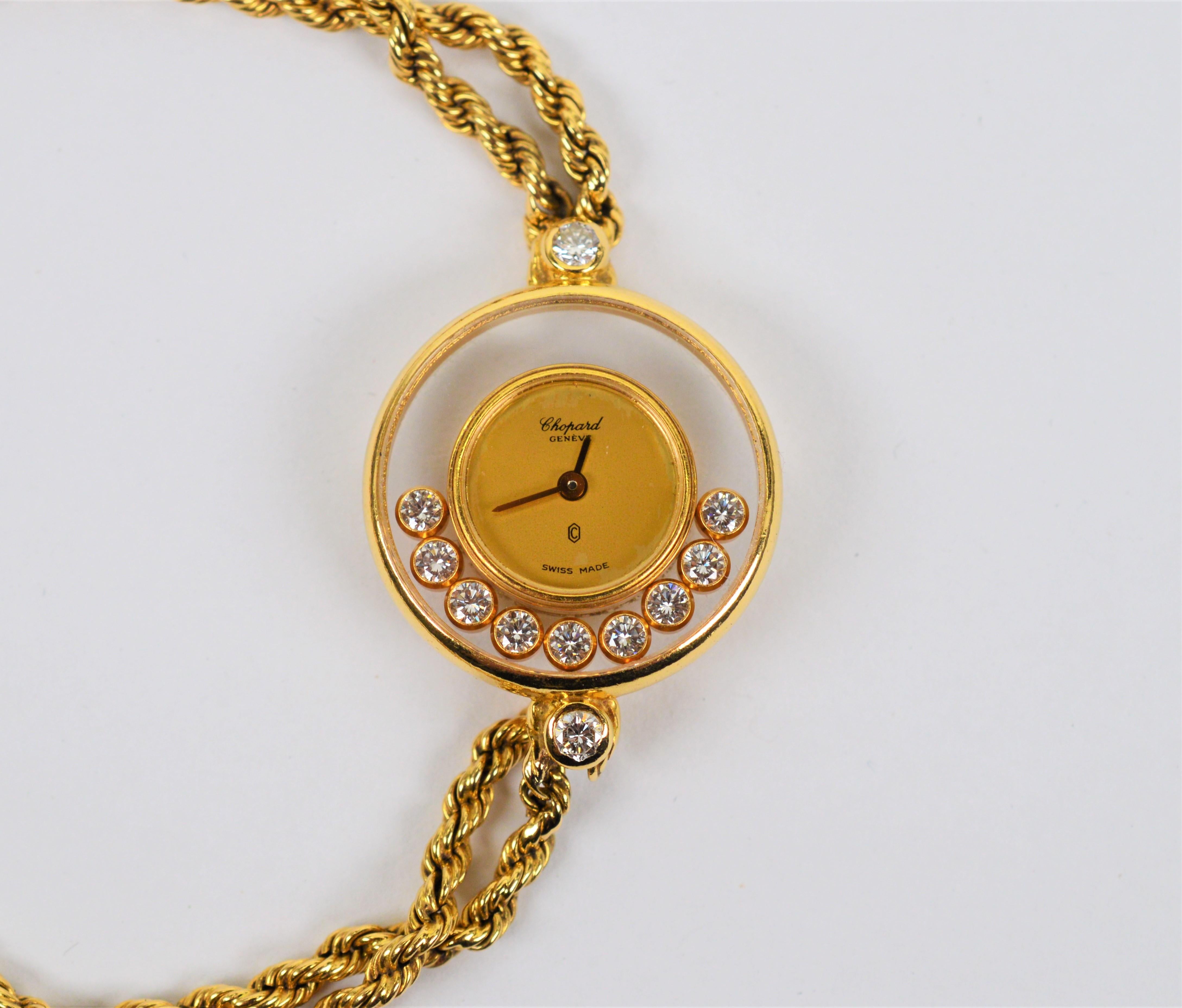 Genießen Sie den hohen Stil dieser feinen Vintage-Damen Chopard Happy Diamonds 18 Karat Gelbgold Armbanduhr. Neun Diamanten schweben unter einem runden Saphirglas-Zifferblatt, das durch zwei Diamanten in den Bandanstößen ergänzt wird. Das