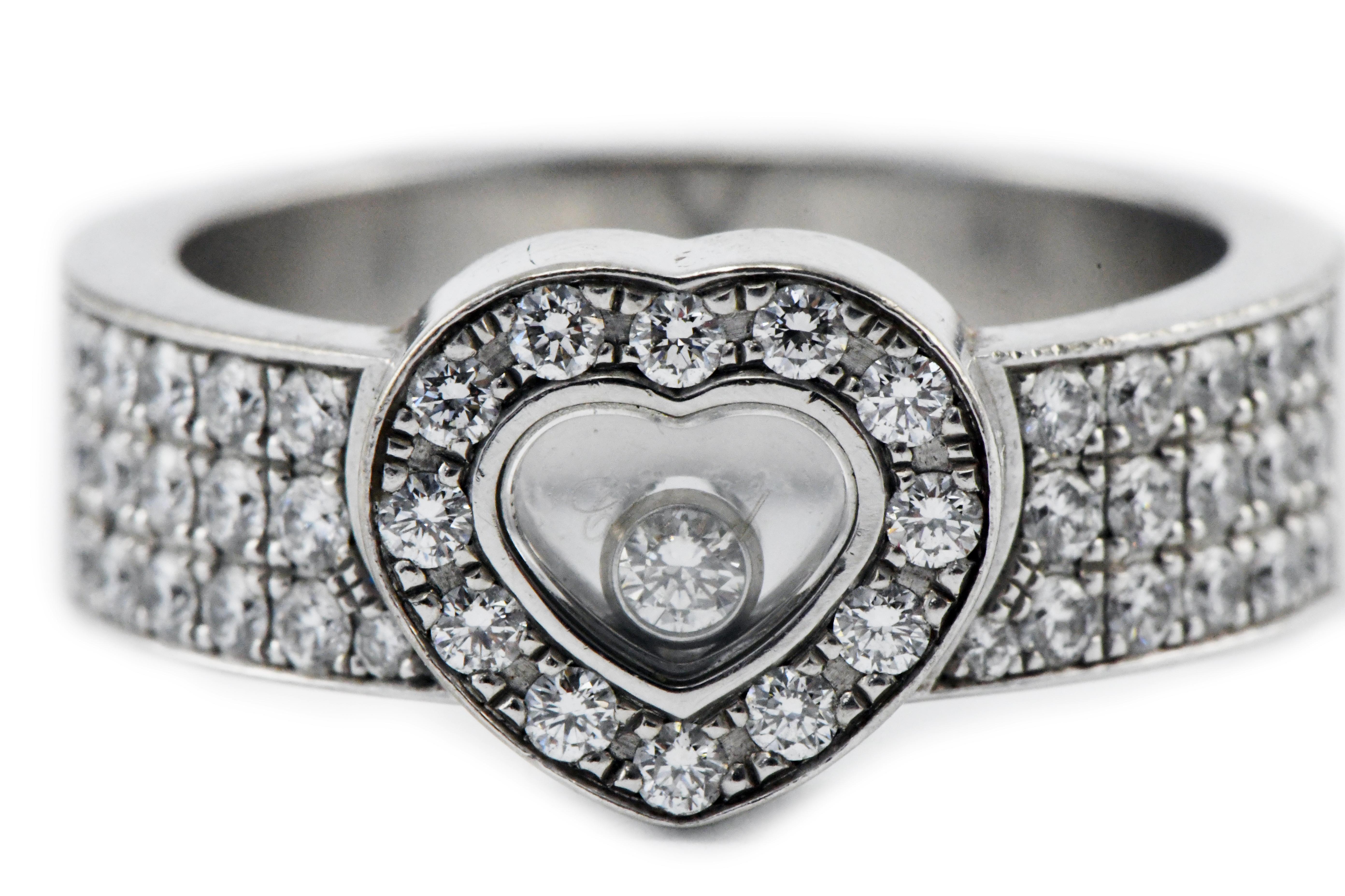 Round Cut Chopard 18 Karat Gold Happy Diamond Heart Ring 83-2937-20 For Sale