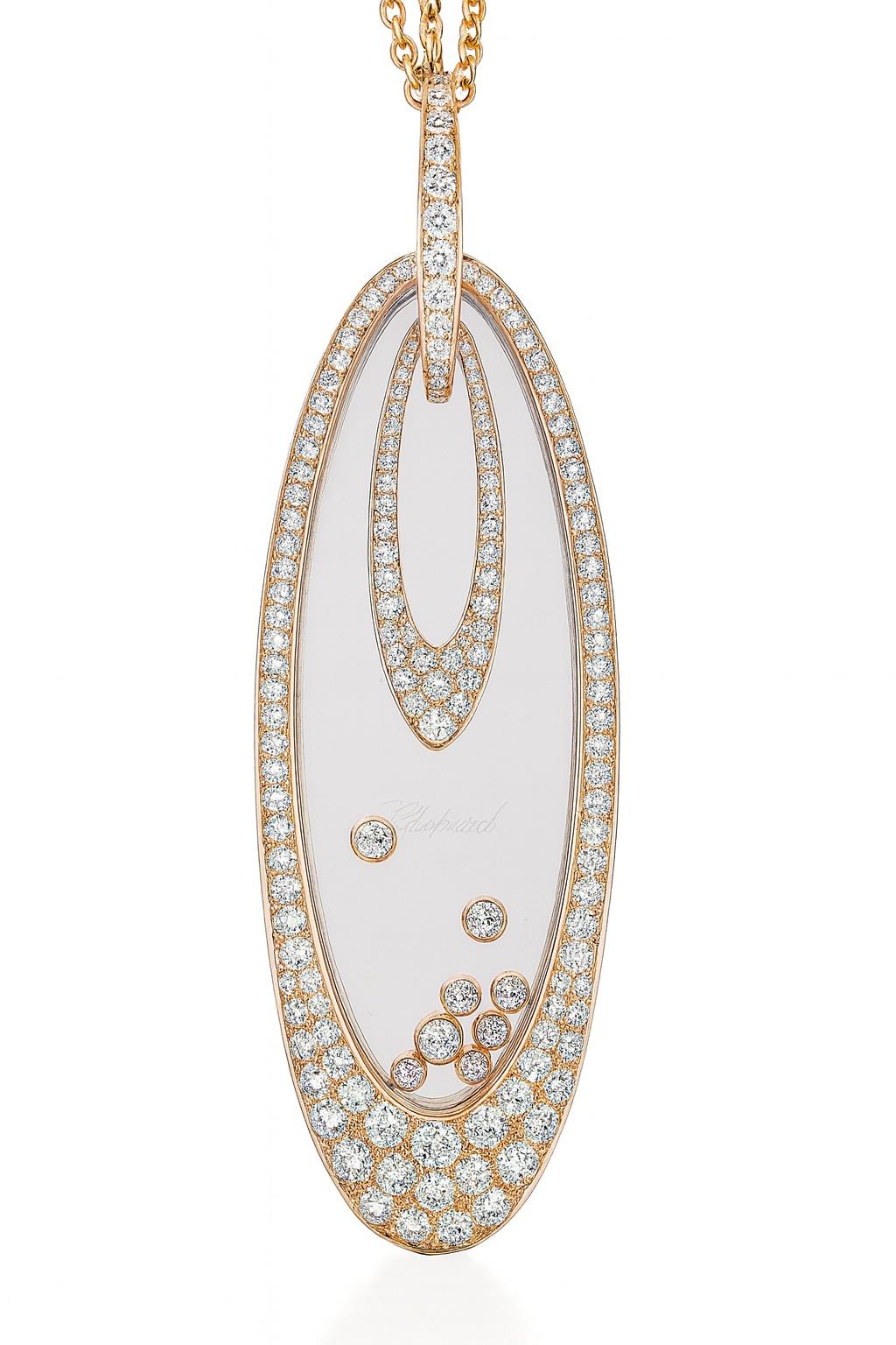 Collana con ciondolo ovale fluttuante Happy Diamonds in oro rosa 18 carati di Chopard - 3,07 carati

Celebra l'eleganza senza tempo con questa collana con ciondolo Chopard Happy Diamonds, un design iconico che irradia raffinatezza e charme.