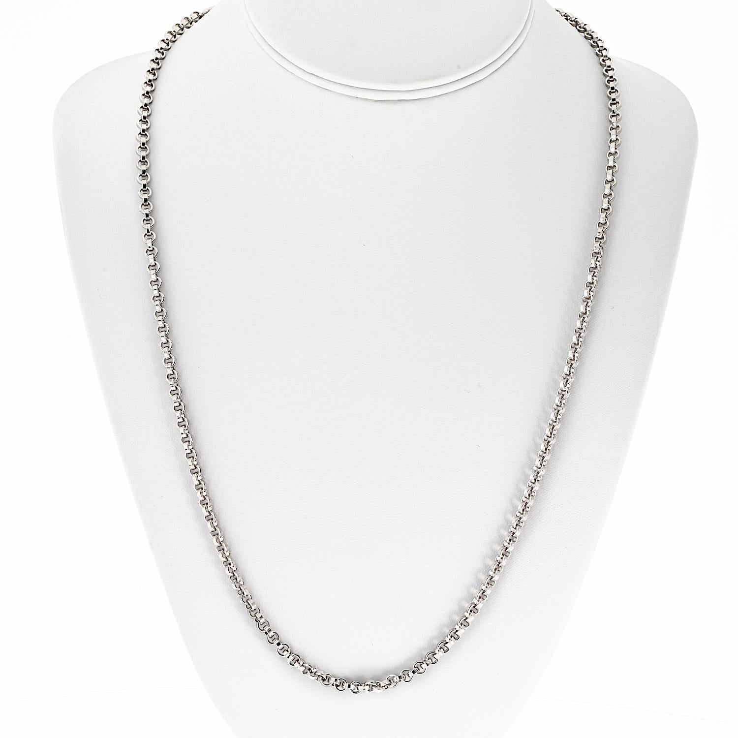 Elaborada en elegante oro blanco de 18 quilates, esta clásica cadena Chopard mide 23 pulgadas de largo y ofrece un aspecto versátil y atemporal. Con sello de autenticidad, es perfecto para llevarlo solo o combinado con tu colgante favorito. Un