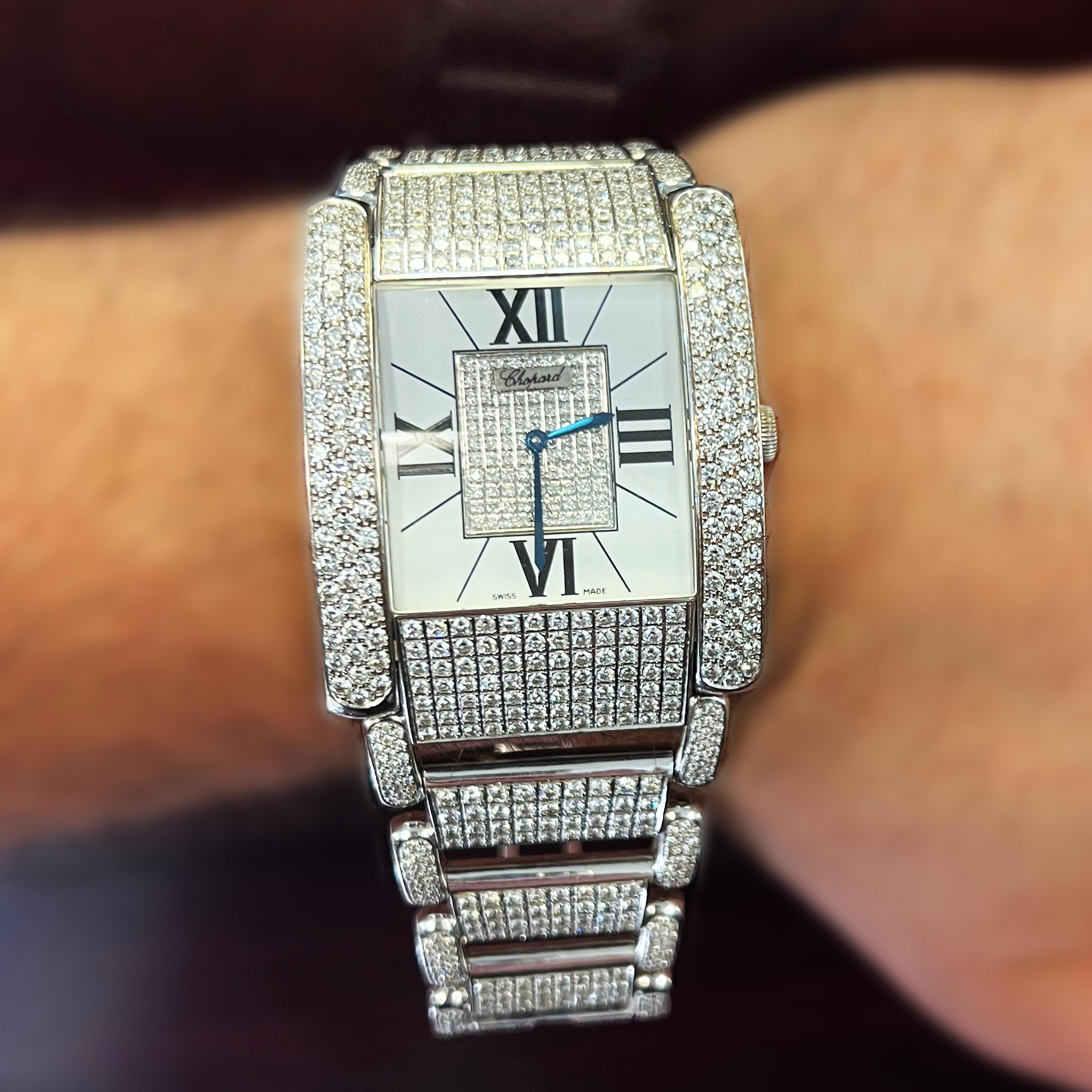 Chopard 18K Weißgold All Diamond Set große Zifferblatt Quarz Armbanduhr

Dieser unglaubliche Zeitmesser von Chopard zeichnet sich durch ein komplett mit Diamanten besetztes Band und Zifferblatt aus.

Das Gesicht der Uhr von links nach rechts ist