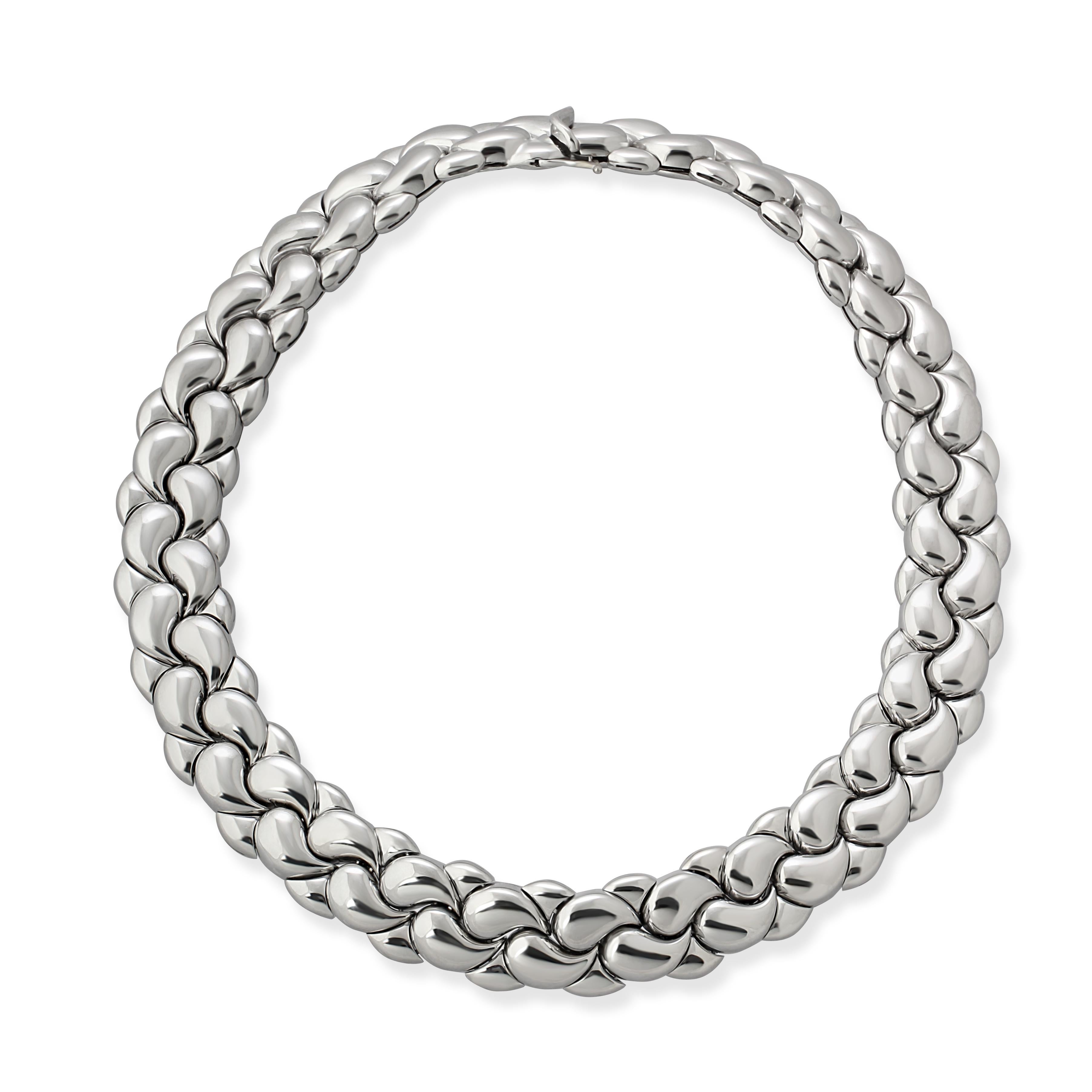 Chopard 18k White Gold Casmir Necklace In Good Condition For Sale In London, GB