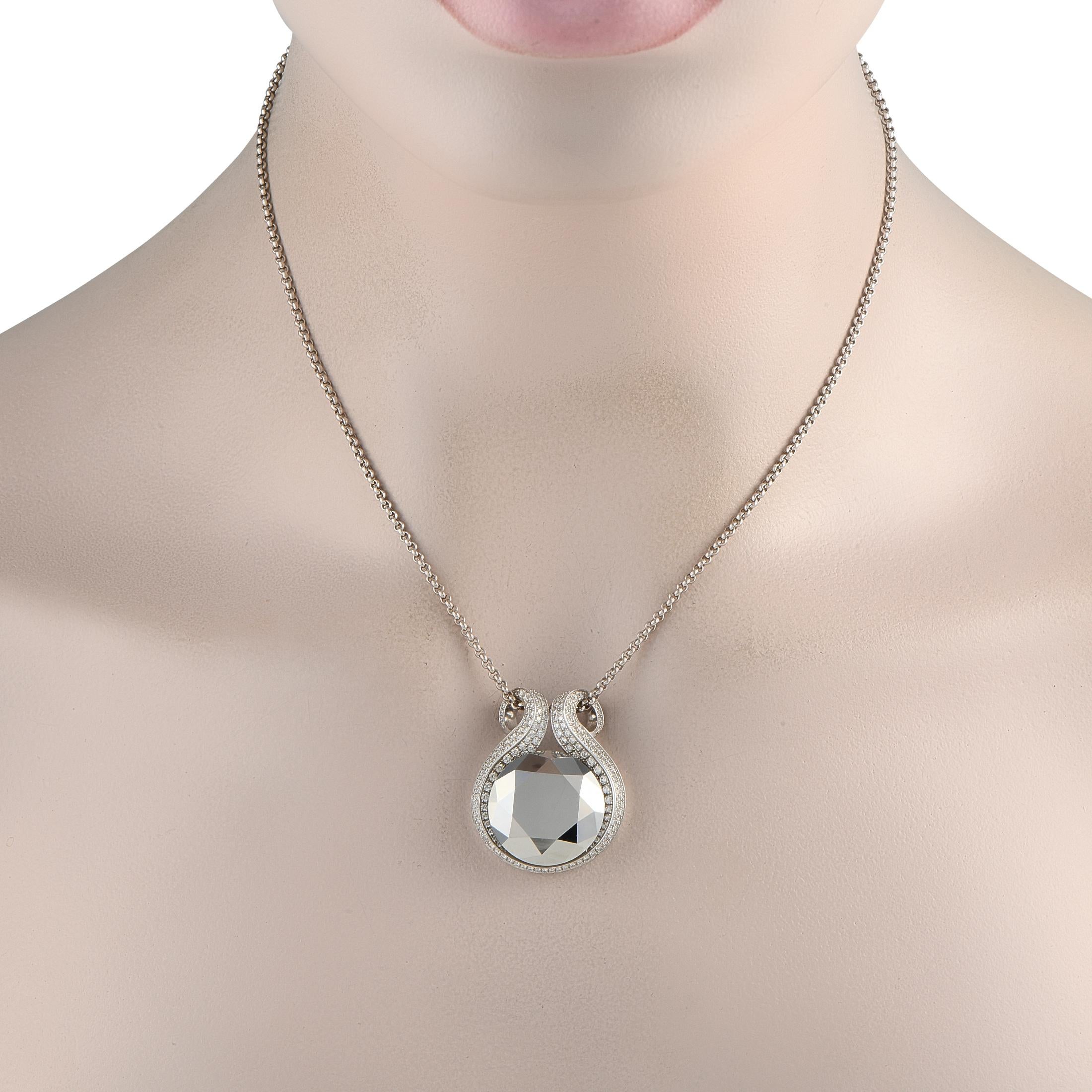 Questa collana Chopard è innegabilmente mozzafiato. Al centro del ciondolo in oro bianco 18K, un'audace pietra centrale di ematite attira immediatamente lo sguardo. I diamanti incastonati aggiungono ancora più opulenza a questo accessorio