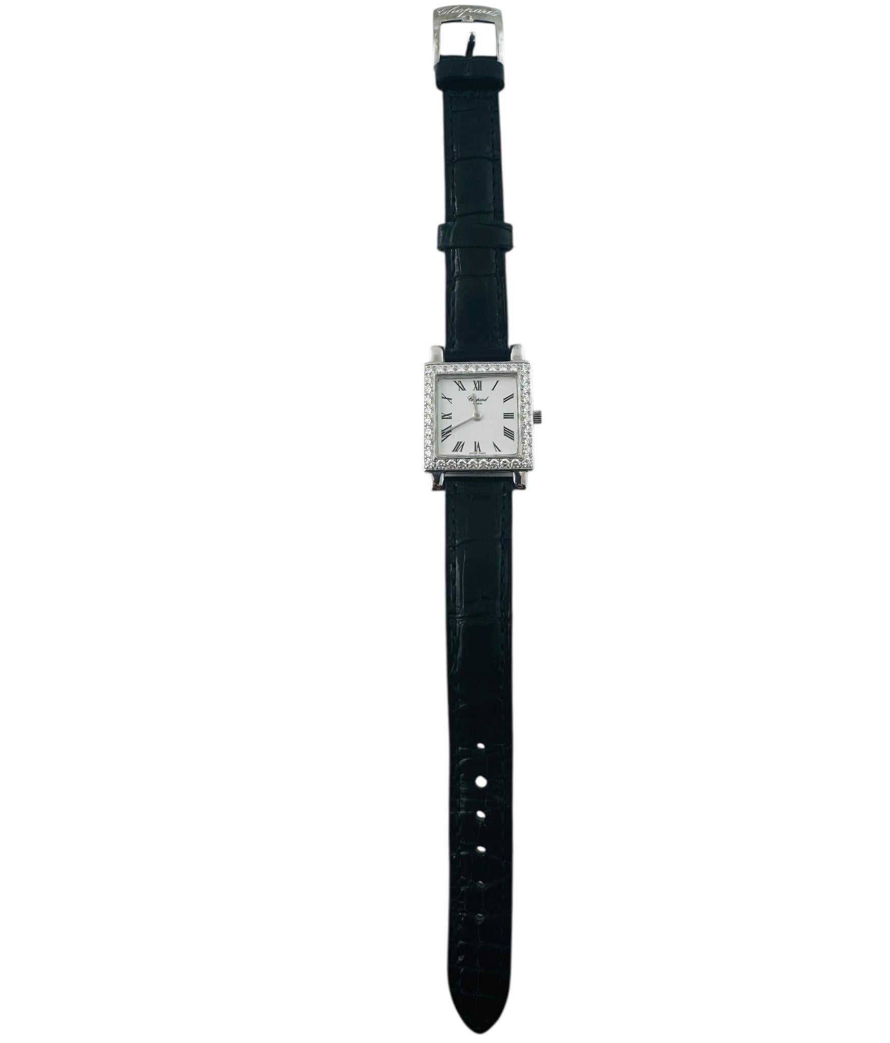 Chopard 18K Weißgold Diamant Damenuhr

Modell: 426 1
Nummer: 532157

Diese klassische Chopard Damenuhr ist aus 18 Karat Weißgold gefertigt und mit einem schwarzen Lederarmband versehen.

18K Weißgold Gehäuse ist 22mm x 22mm

Die Diamantlünette ist