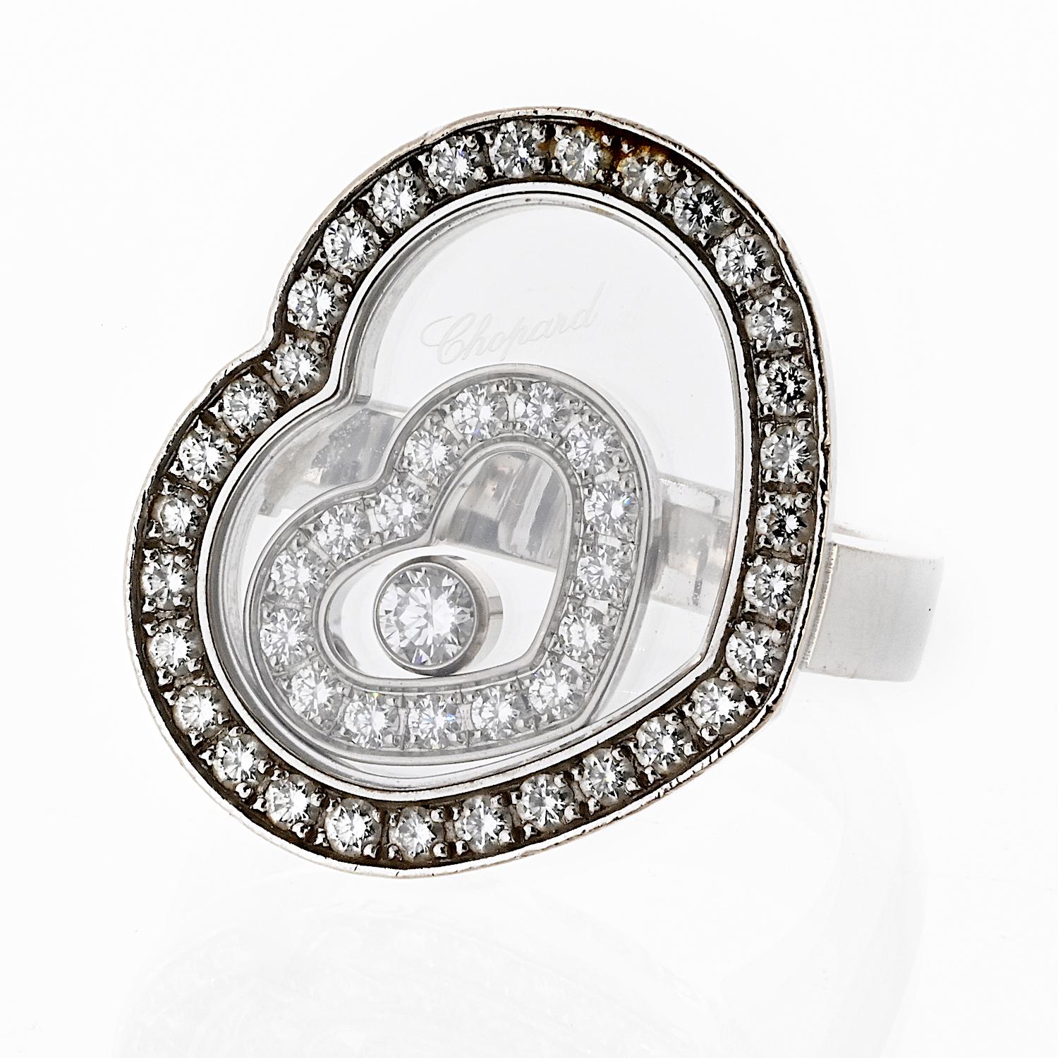 Dieser atemberaubende Ring aus der Happy Spirit Collection von Chopard ist aus luxuriösem 18-karätigem Weißgold gefertigt und zeigt ein wunderschönes Doppelherz-Design. Das größere Herz ist mit runden Brillanten besetzt, während sich ein einzelner,