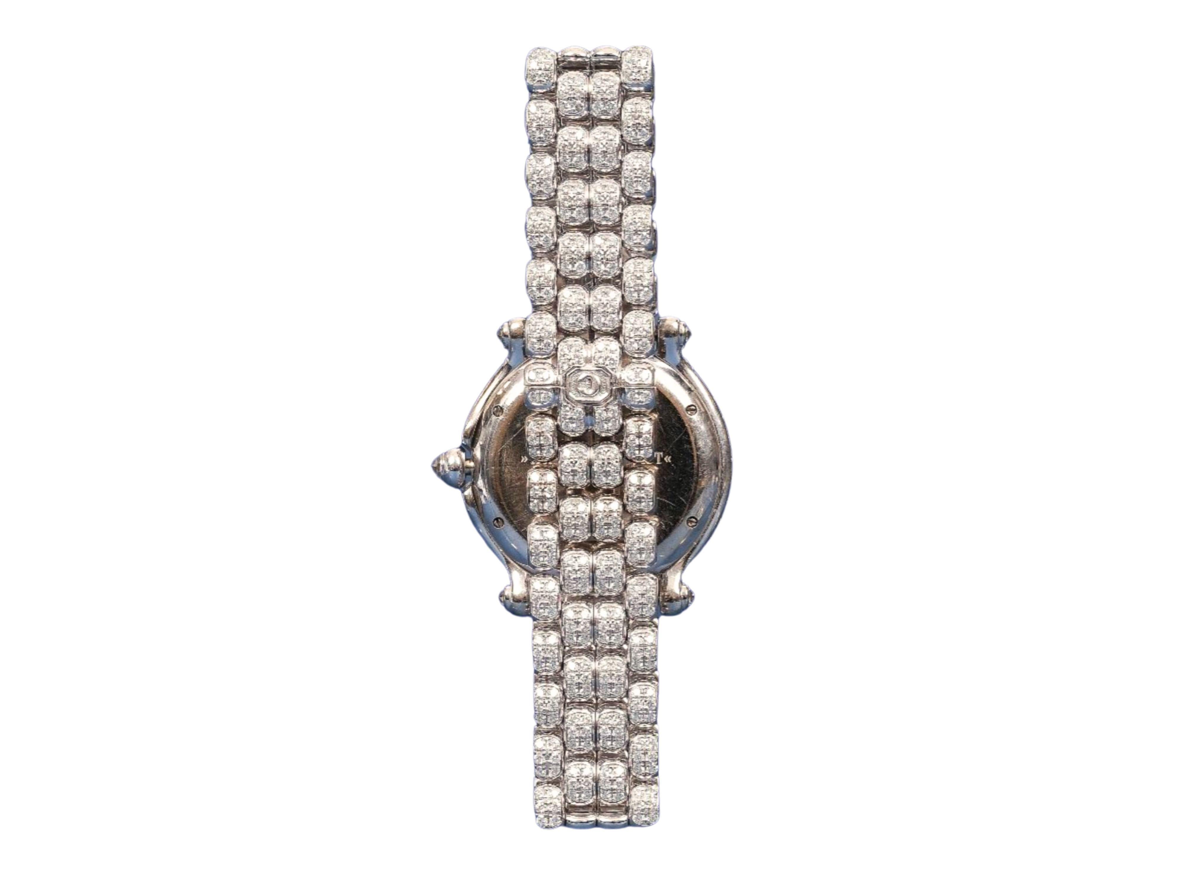 Chopard Happy Sport en or blanc 18 carats montre bracelet calendrier pour femme entièrement sertie de diamants, mouvement à quartz, cadran blanc avec 7 diamants flottants dans le cadran, lunette et côtés sertis de diamants. Couronne et cornes en