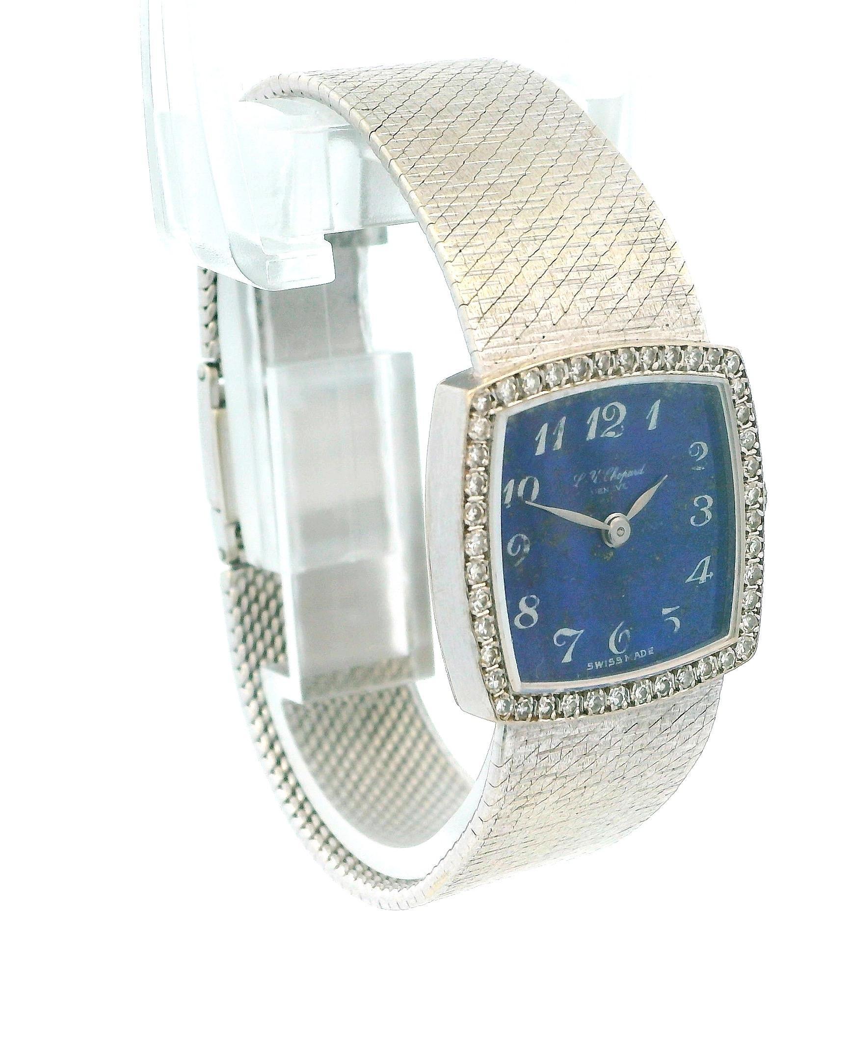 Este lujoso reloj Chopard está fabricado en oro blanco de 18 quilates y presenta una caja cuadrada adornada con un bisel de diamantes, que incluye 44 diamantes. El reloj encierra una impresionante esfera de lapislázuli en un rico tono azul,