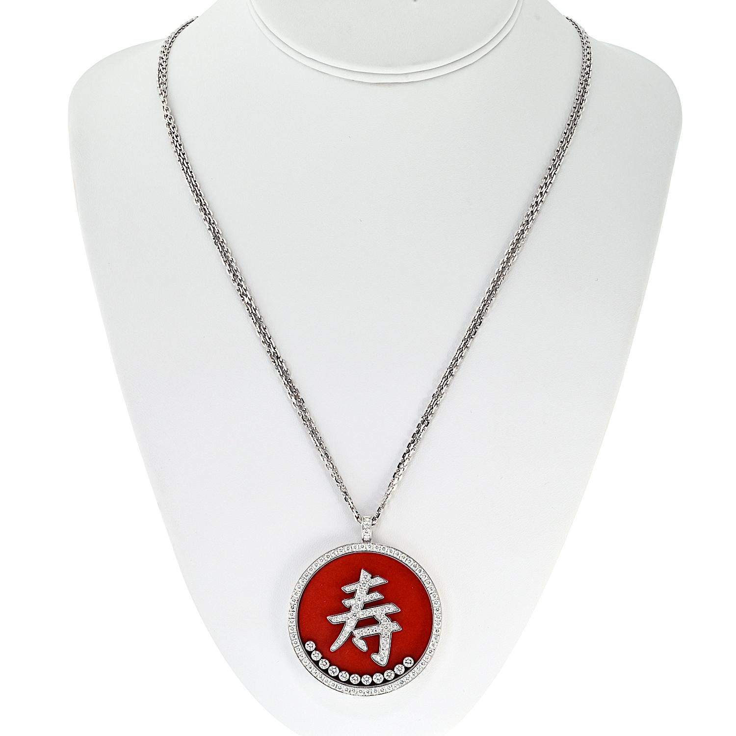 Un pezzo accattivante di Chopard, questa collana presenta un audace pendente rotondo realizzato in oro bianco 18 carati con un ricco sfondo rosso corniola. Al centro è raffigurato il simbolo cinese della 