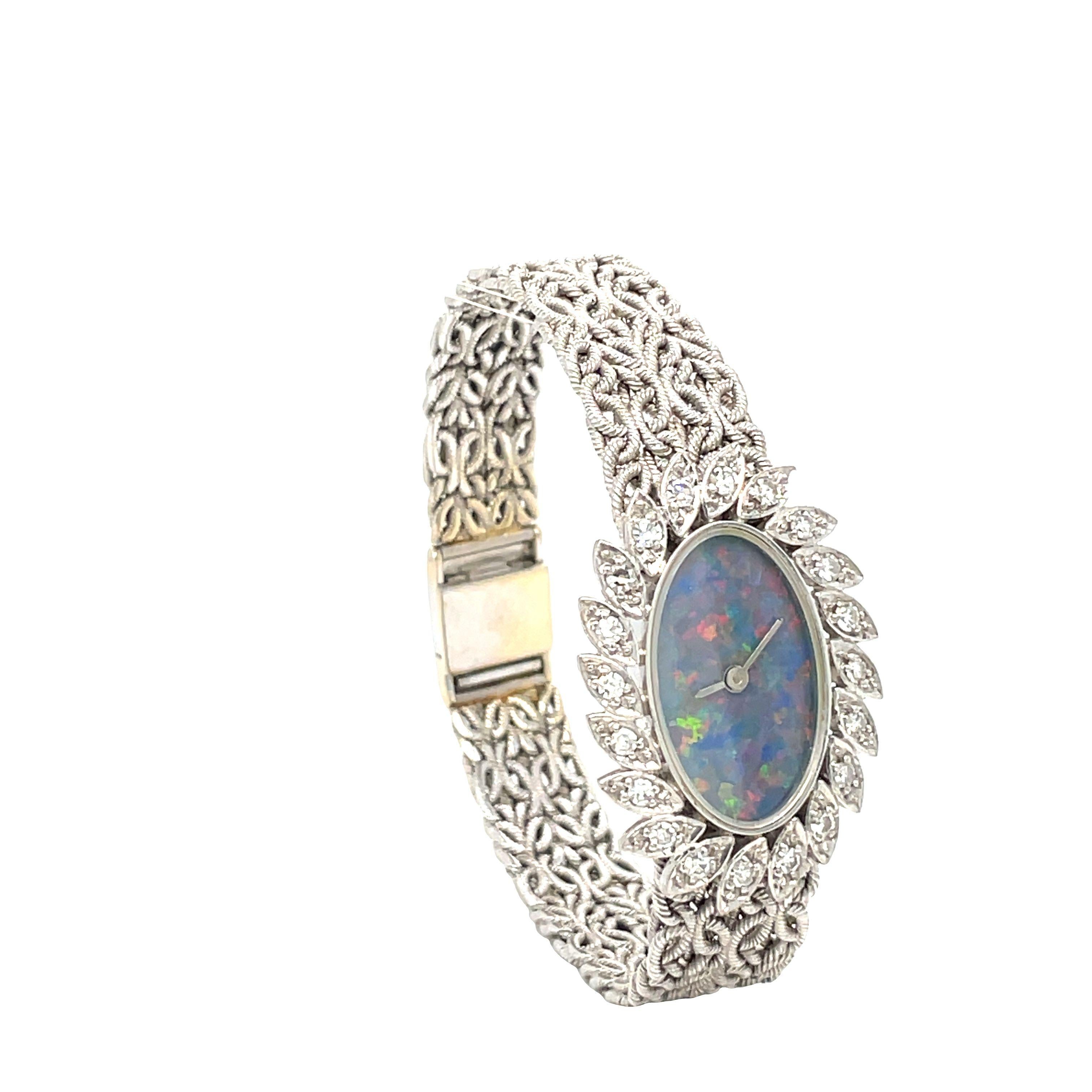 Chopard 18k Weißgold Opal und Diamant Damenuhr (Ovalschliff) im Angebot