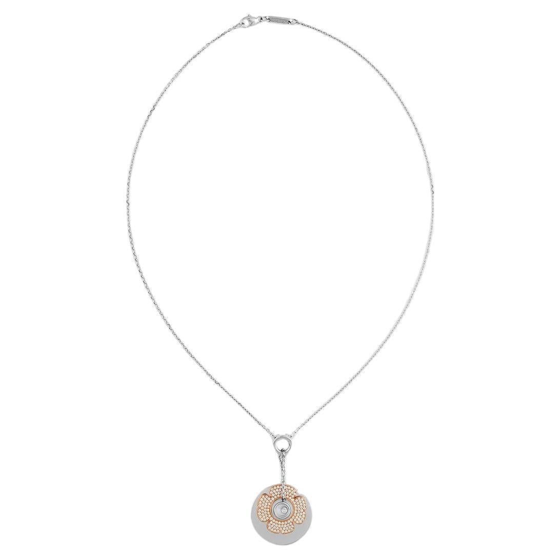 Wir präsentieren ein exquisites Collier von Chopard, das sorgfältig aus 18 Karat Weiß- und Roségold gefertigt ist. Mit einem Gewicht von 18,20 Gramm verbindet dieses luxuriöse Schmuckstück die kühle Eleganz von Weißgold mit dem warmen Charme von