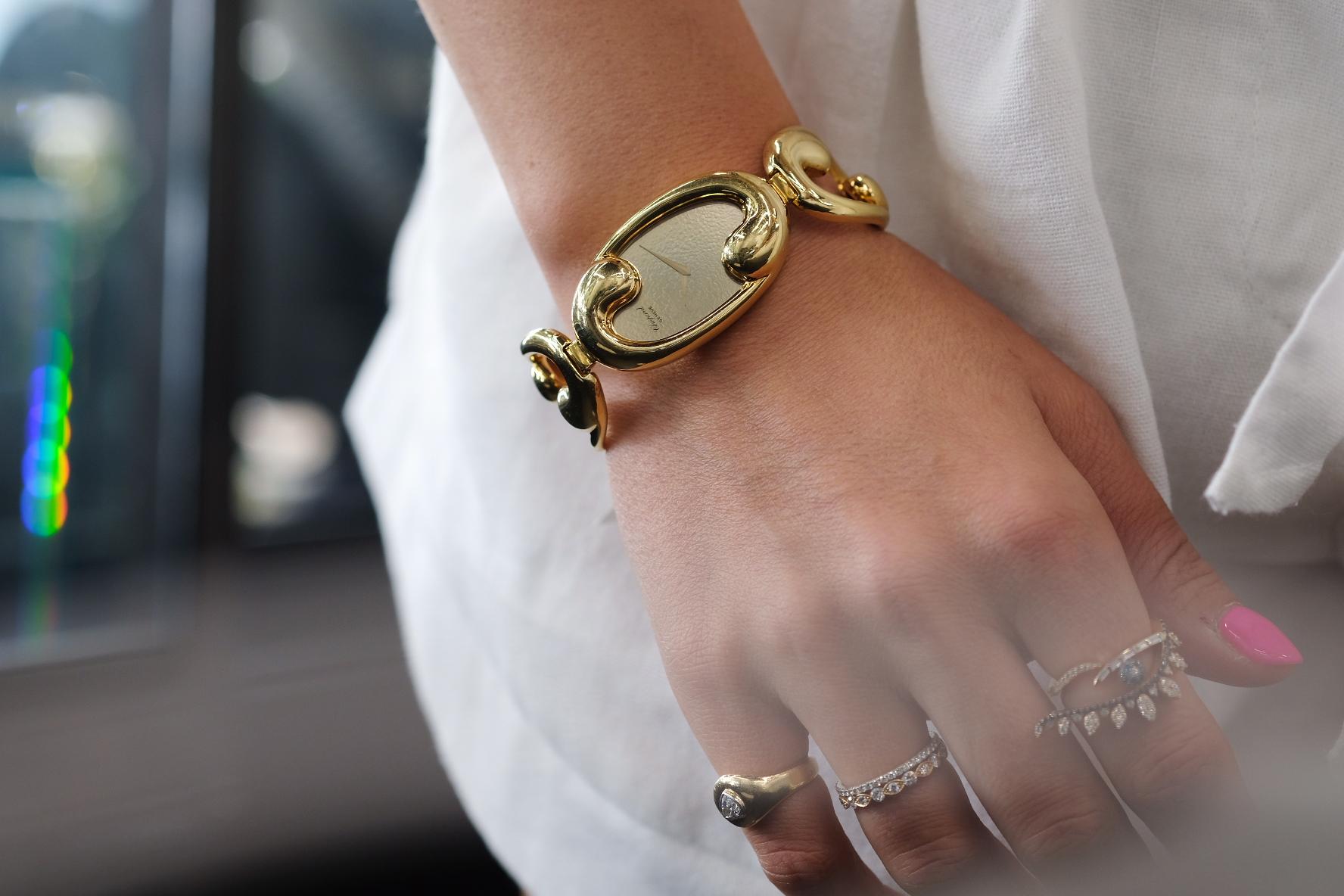 Chopard 18K Gelbgold Damen Oval offenes Gliederarmband Armbanduhr (Moderne) im Angebot