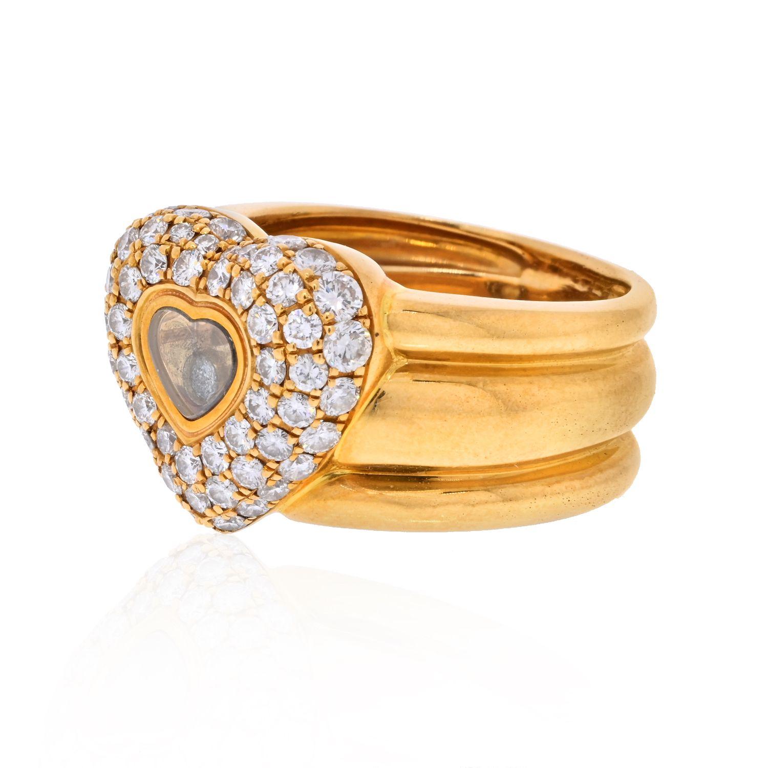  Questo anello vintage Chopard in oro giallo 18 carati a forma di cuore fluttuante è montato con un diamante dietro il cristallo e diamanti rotondi incastonati in tre file intorno alla montatura centrale del cuore da 0,59 carati.
L'anello verrà