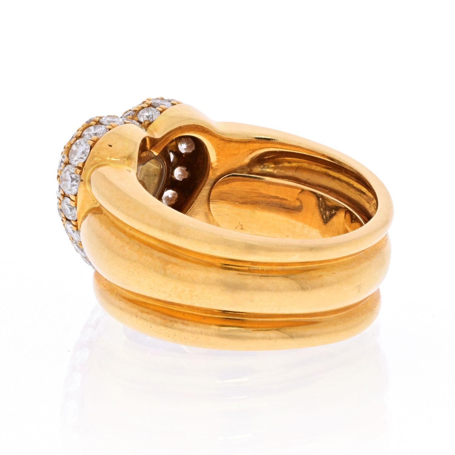Taglio rotondo Anello Chopard in oro giallo 18 carati con pavé a forma di cuore e diamanti fluttuanti in vendita
