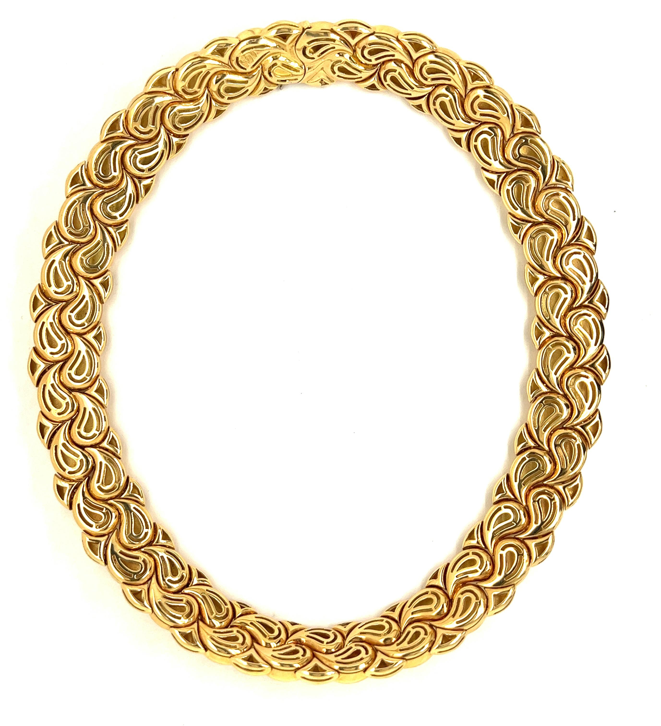 Chopard 18k rose gold teardrop link motif necklace. Measuring 16