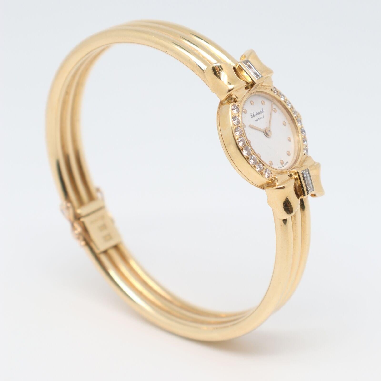 Diese gebrauchte mint Zustand Chopard 10/5440 ist eine schöne Damenuhr, die von Quarz (Batterie) Bewegung angetrieben wird und ist in 18k Gelbgold gehüllt. Sie hat ein rundes Gesicht, eine diamantene Lünette, ein weißes Zifferblatt, goldfarbene