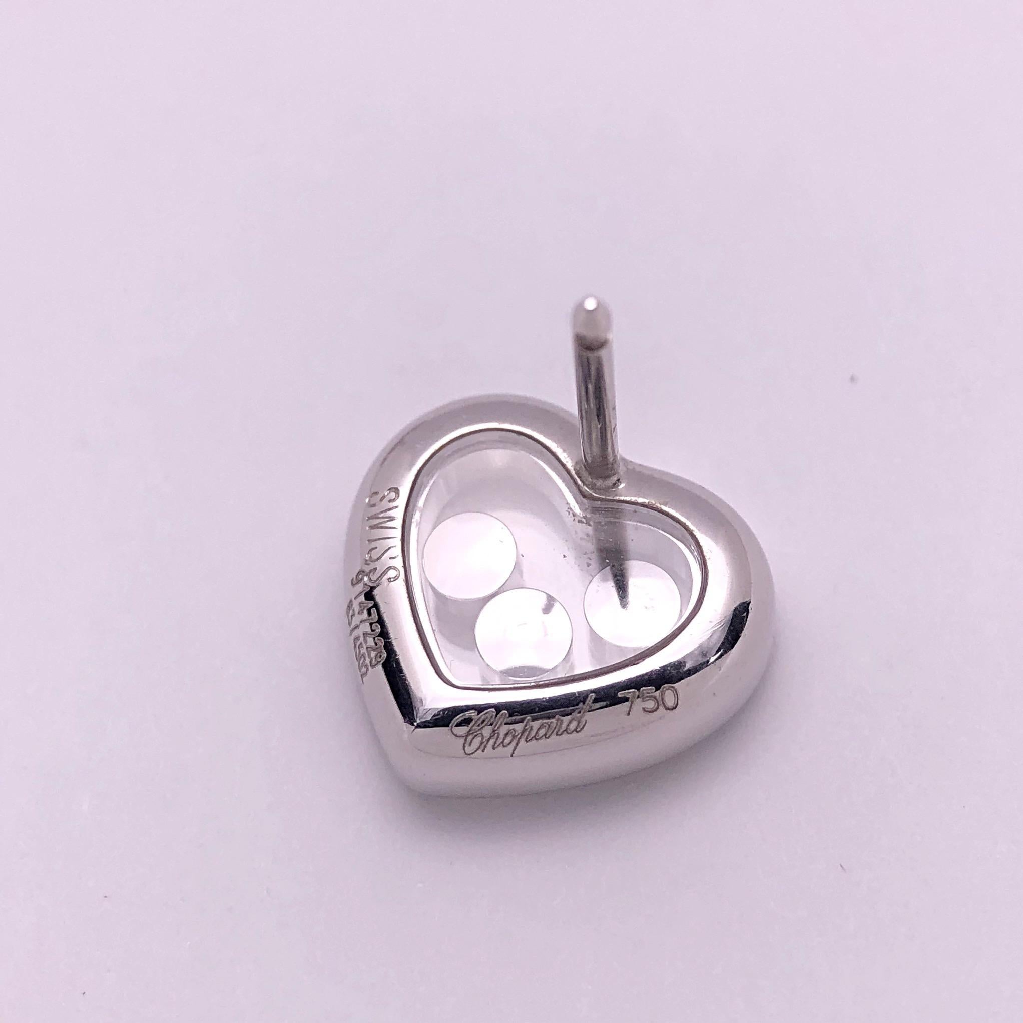 Klassische Chopard 18KT Weißgold  Happy Diamond Herz-Ohrringe mit einer einzigen Reihe runder Brillanten. Jeder Ohrring hat 3 schwebende, in die Lünette gefasste Diamanten. Die Herzen messen 12,5 mm x 11 mm x 3,5 mm.
Sie haben eine