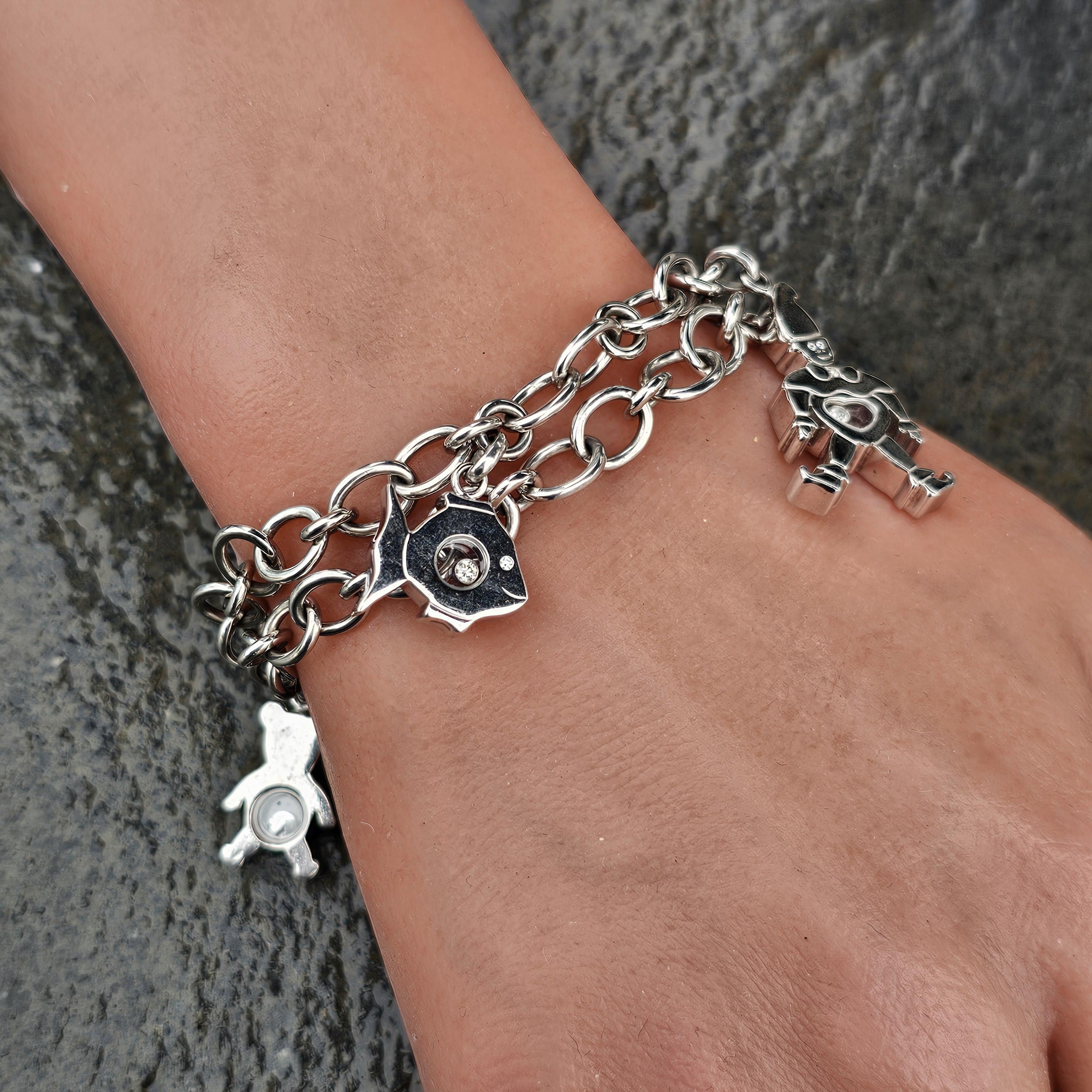 Ce charmant bracelet Chopard est une délicieuse pièce de joaillerie fine qui ajoute de la fantaisie à n'importe quel ensemble. Fabriqué en or blanc, ce bracelet présente une série de charmes ludiques, dont un ours en peluche, un éléphant, un clown