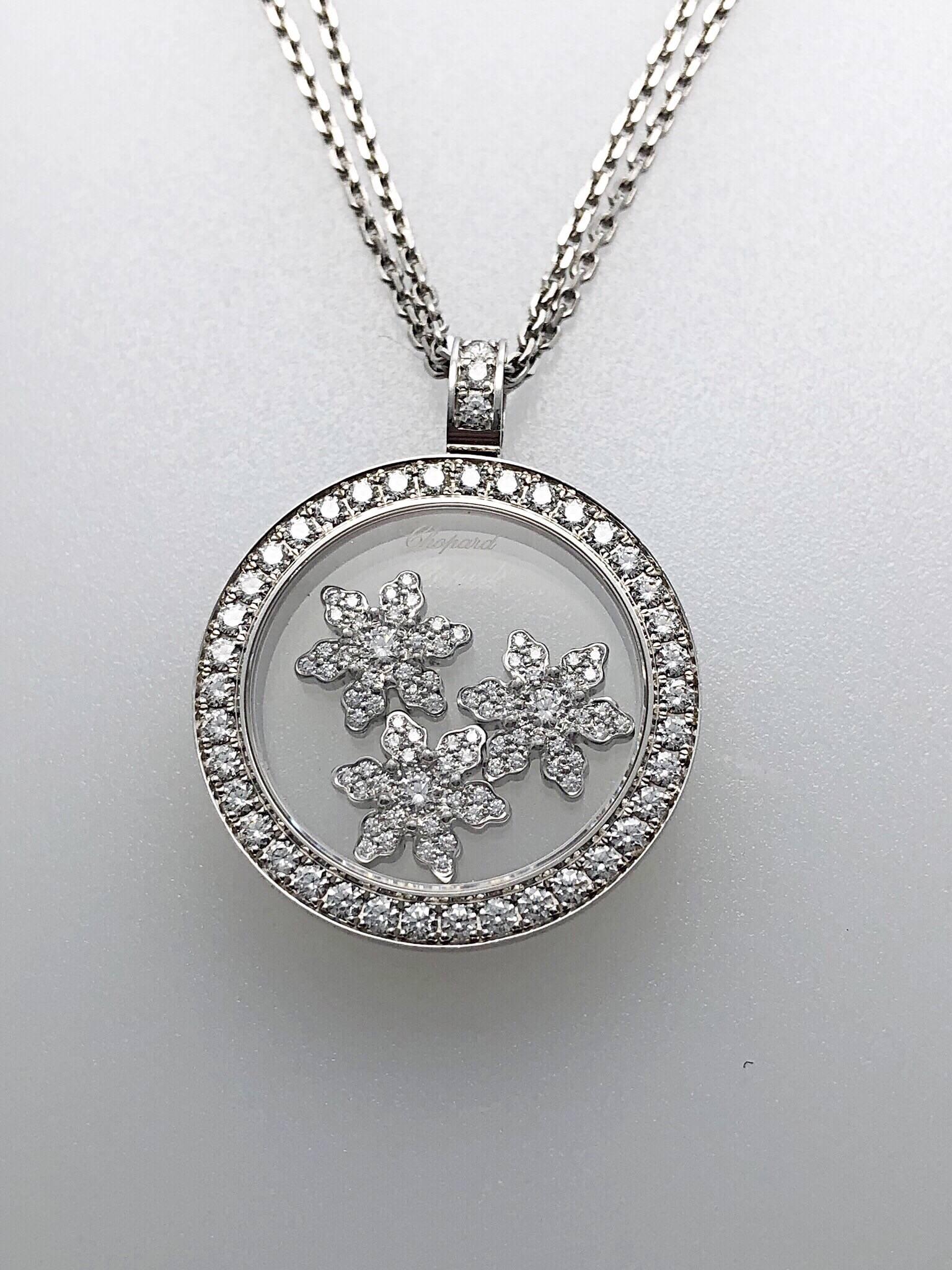 Moderne Chopard Pendentif à double chaîne en forme de flocons de neige avec diamants de 0,96 carat en vente