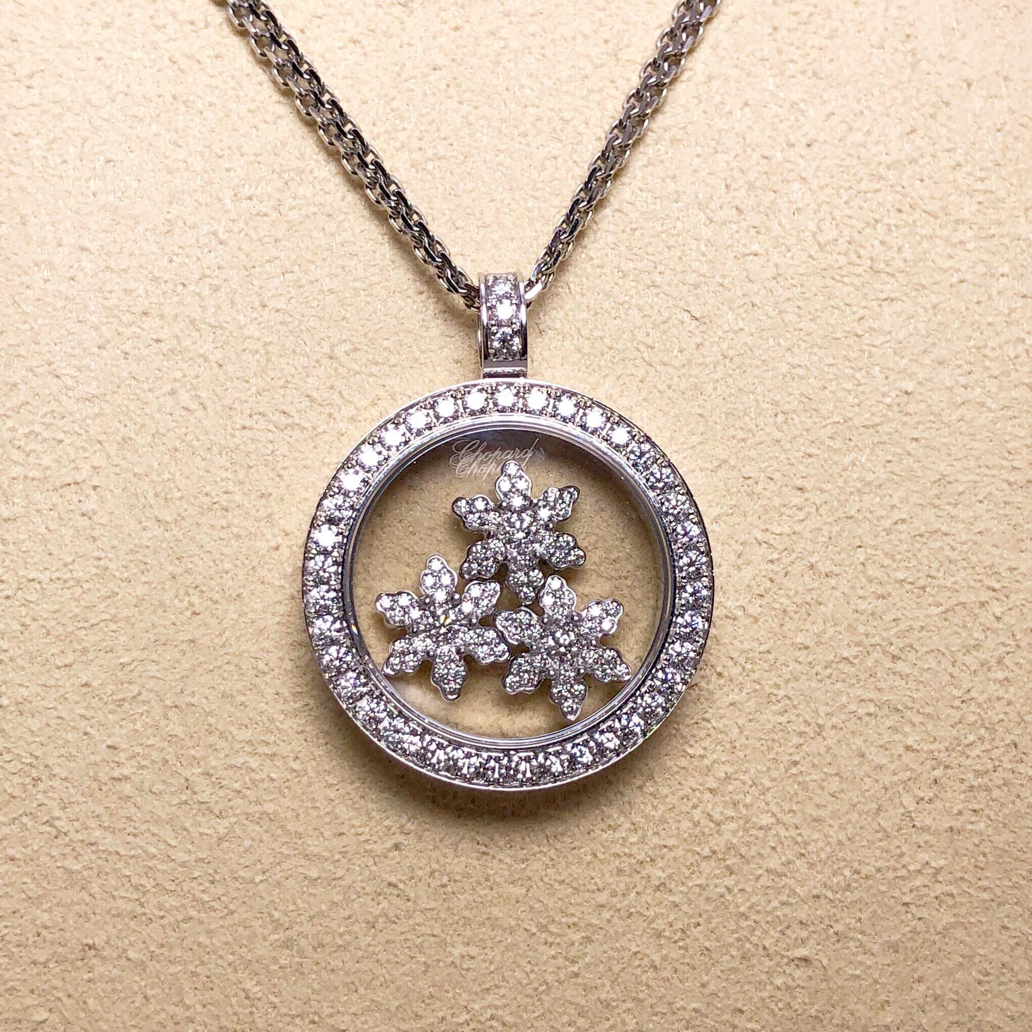 Taille ronde Chopard Pendentif à double chaîne en forme de flocons de neige avec diamants de 0,96 carat en vente