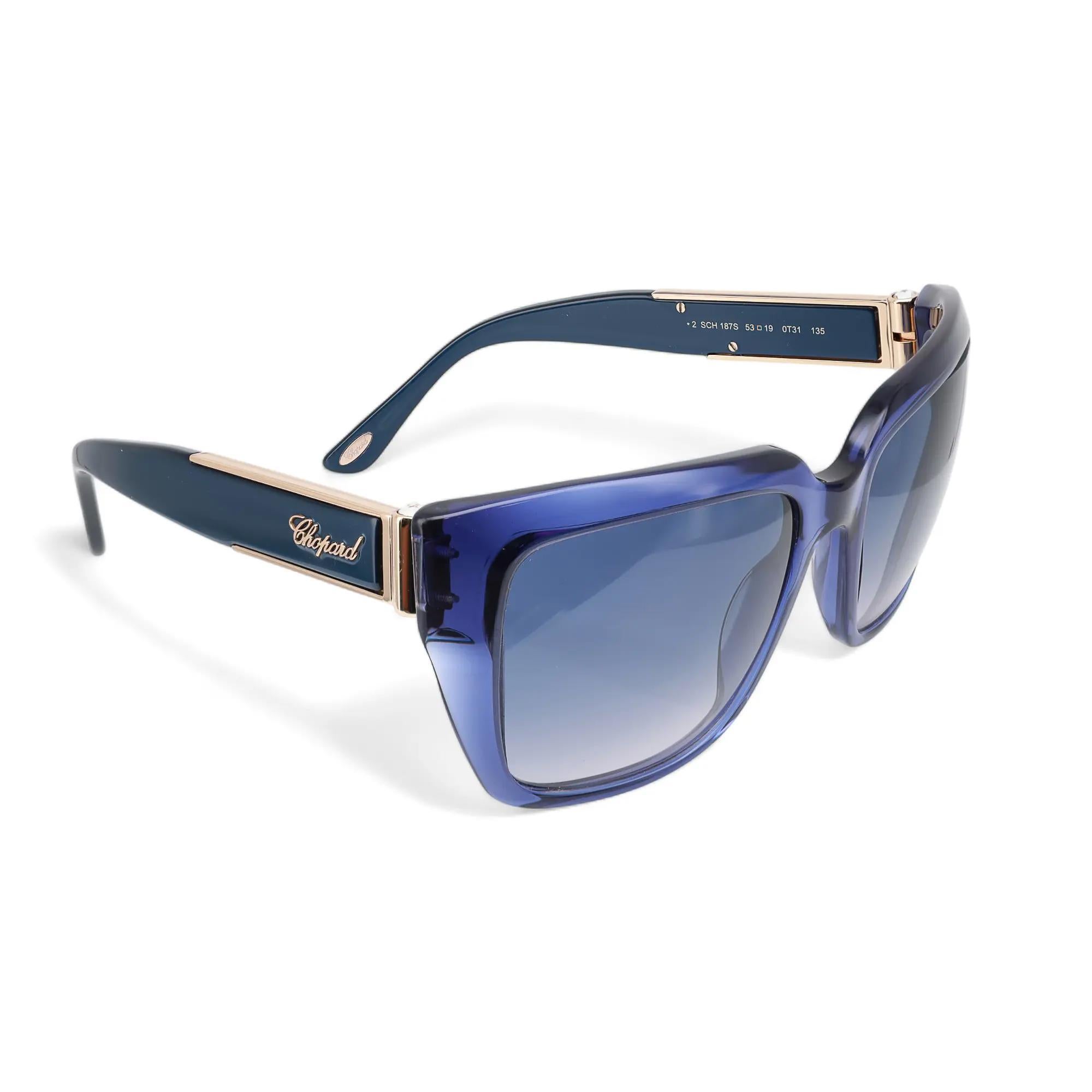 Presenting the luxury unisex Chopard Sunglasses 95221-0222, ideal for street fashion. These sunglasses feature a blue/purple acetate frame with transparent Gr. lenses. The arms are adorned with the Chopard logo. The dimensions are as follows: Arm