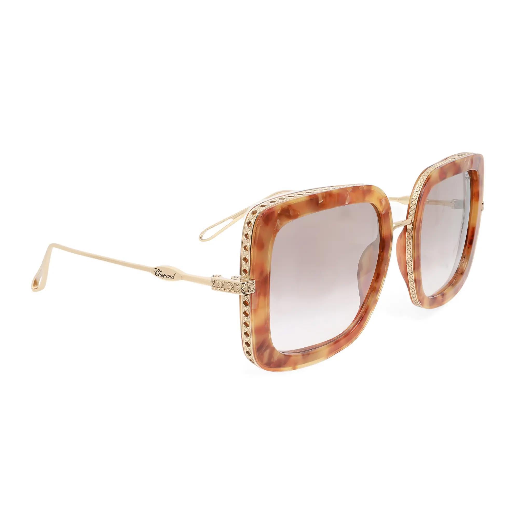 Voici les lunettes de soleil unisexes de luxe Chopard 95221-0453, parfaites pour la mode de rue. Ces lunettes de soleil présentent une monture en titane/acétate or rose brillant et des verres en or miroir dégradé marron. Les bras sont élégamment
