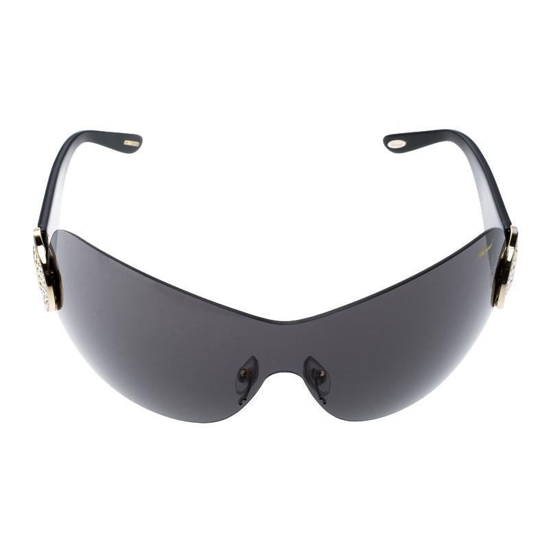 For protection from dust or smoke getting near the eyes or for firm protection while riding on a high speed two-wheeler, these sunglasses in the classic black are exactly what is needed. The snug fit glasses look stylish while they provide full