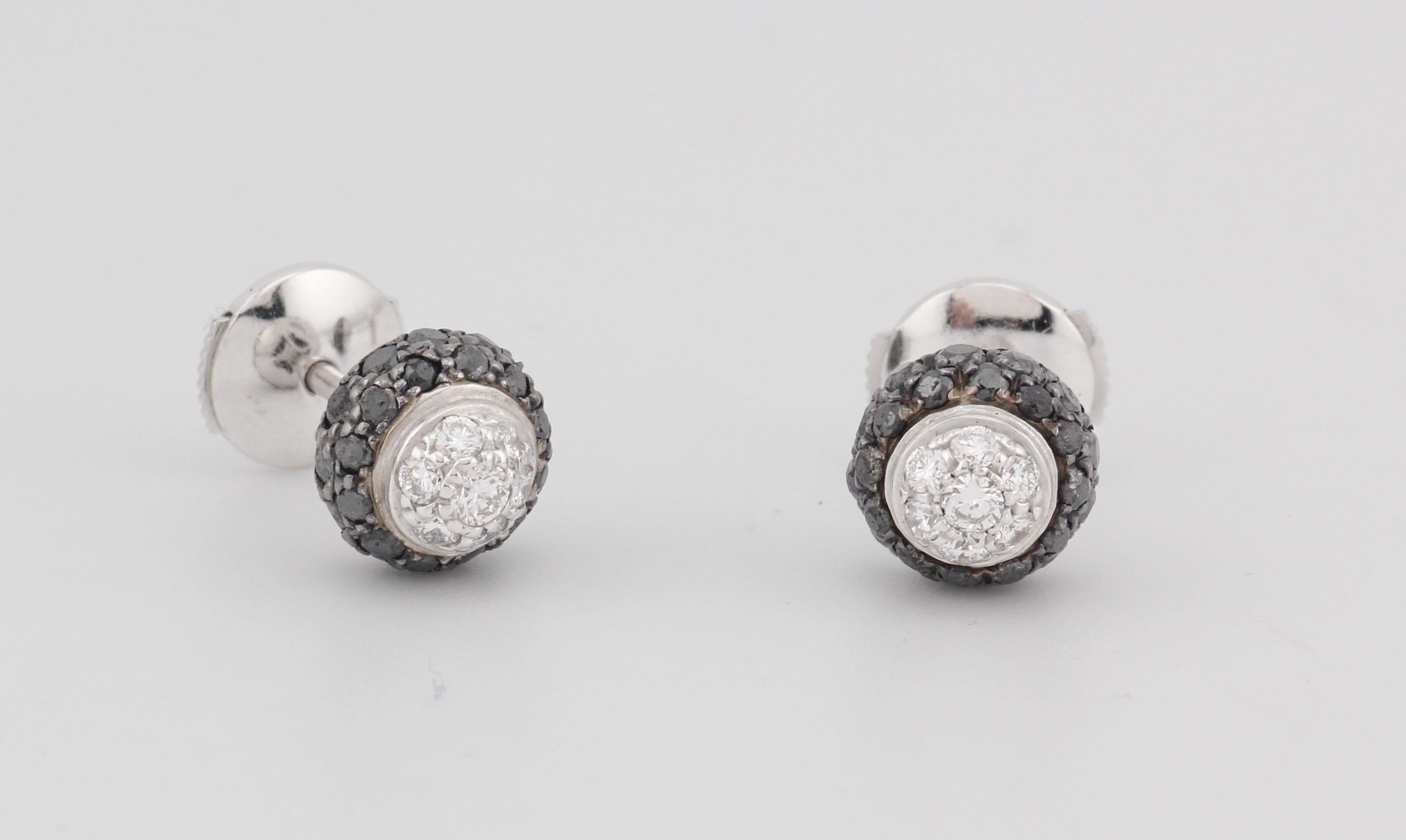 Ces exquises boucles d'oreilles Chopard présentent un jeu captivant de brillance et de contraste, incarnant la sophistication et l'attention aux détails propres à la maison. 

Chaque boucle d'oreille est centrée sur un magnifique diamant blanc rond
