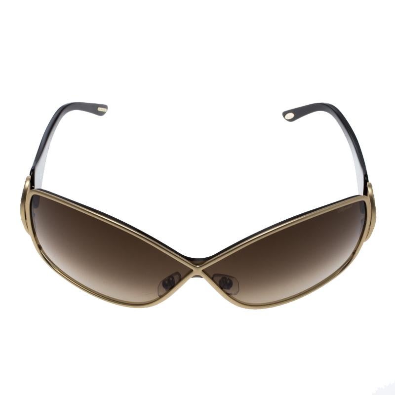 Go for a whole lot of added glam with a brown and gold tone pair of sunglasses on your face. These oversized sunglasses fit well on the face and create a flattering silhouette in the appearance. The gradient glass protects the eyes from the harful
