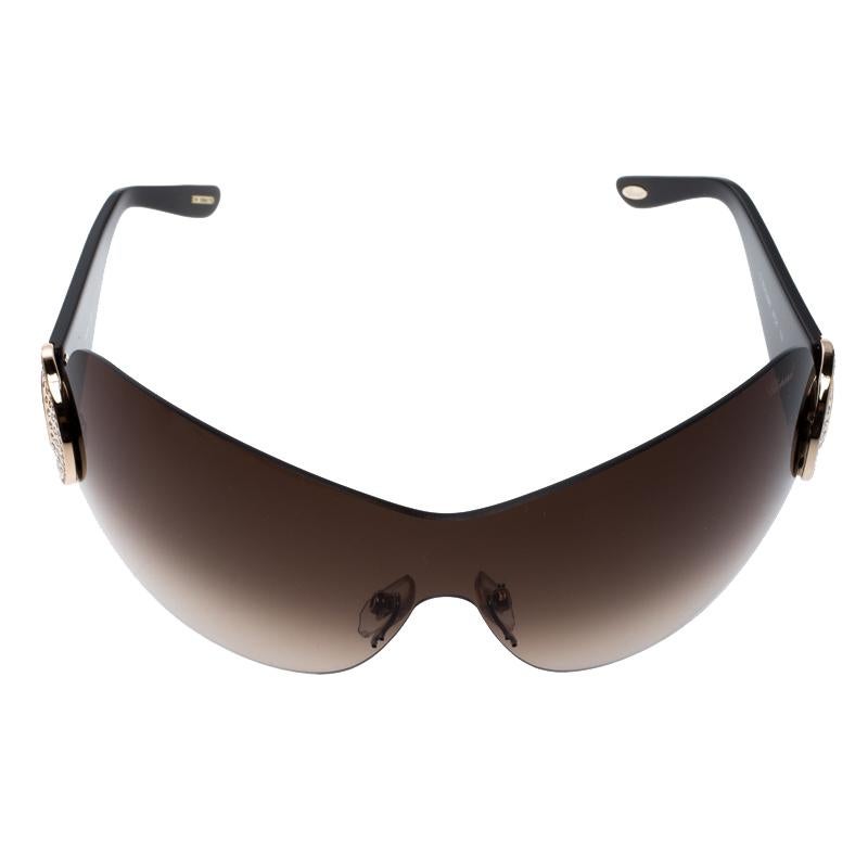 For those that prefer not even dust or smoke to get near their eyes or need firm protection while riding on a high speed two-wheeler, these glasses are exactly what is needed. The snug fit glasses look stylish while offering full protection from all