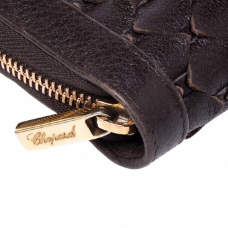 Donna Chopard Portafoglio continentale con zip in pelle marrone intrecciata in vendita