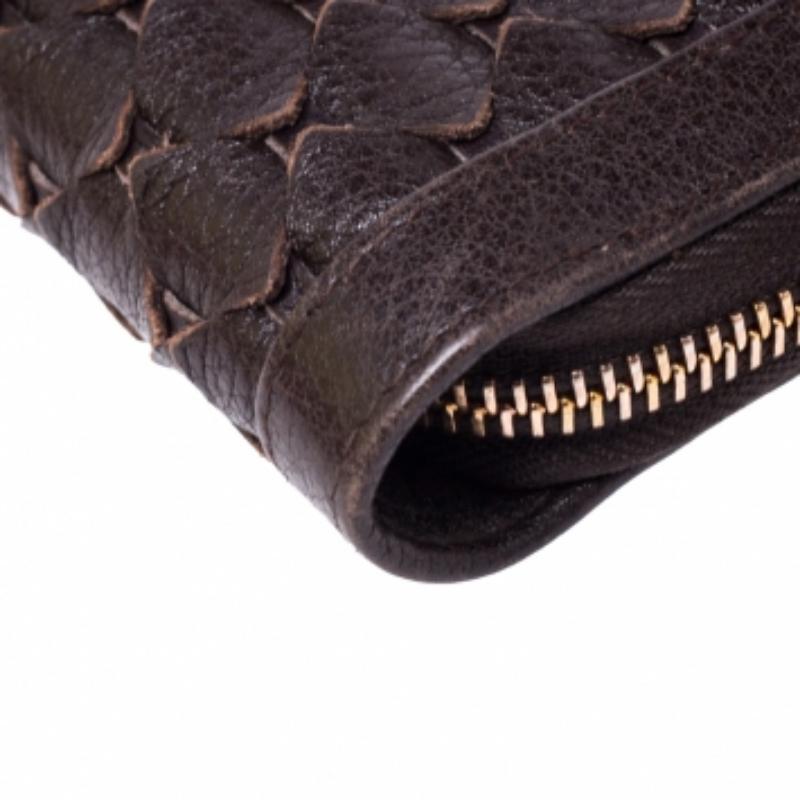 Chopard Portafoglio continentale con zip in pelle marrone intrecciata in vendita 1