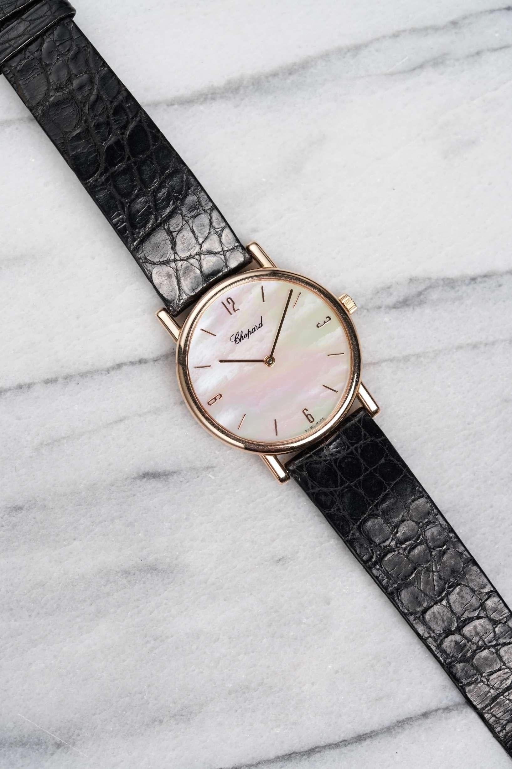 Aquí tienes un Chopard Casino vintage de oro rosa de 18 quilates con esfera de nácar de fábrica de cuerda manual de la década de 1990. Edición limitada 728/1000. Mantiene la hora y es totalmente funcional. Las medidas incluyen una caja de 35 mm y un