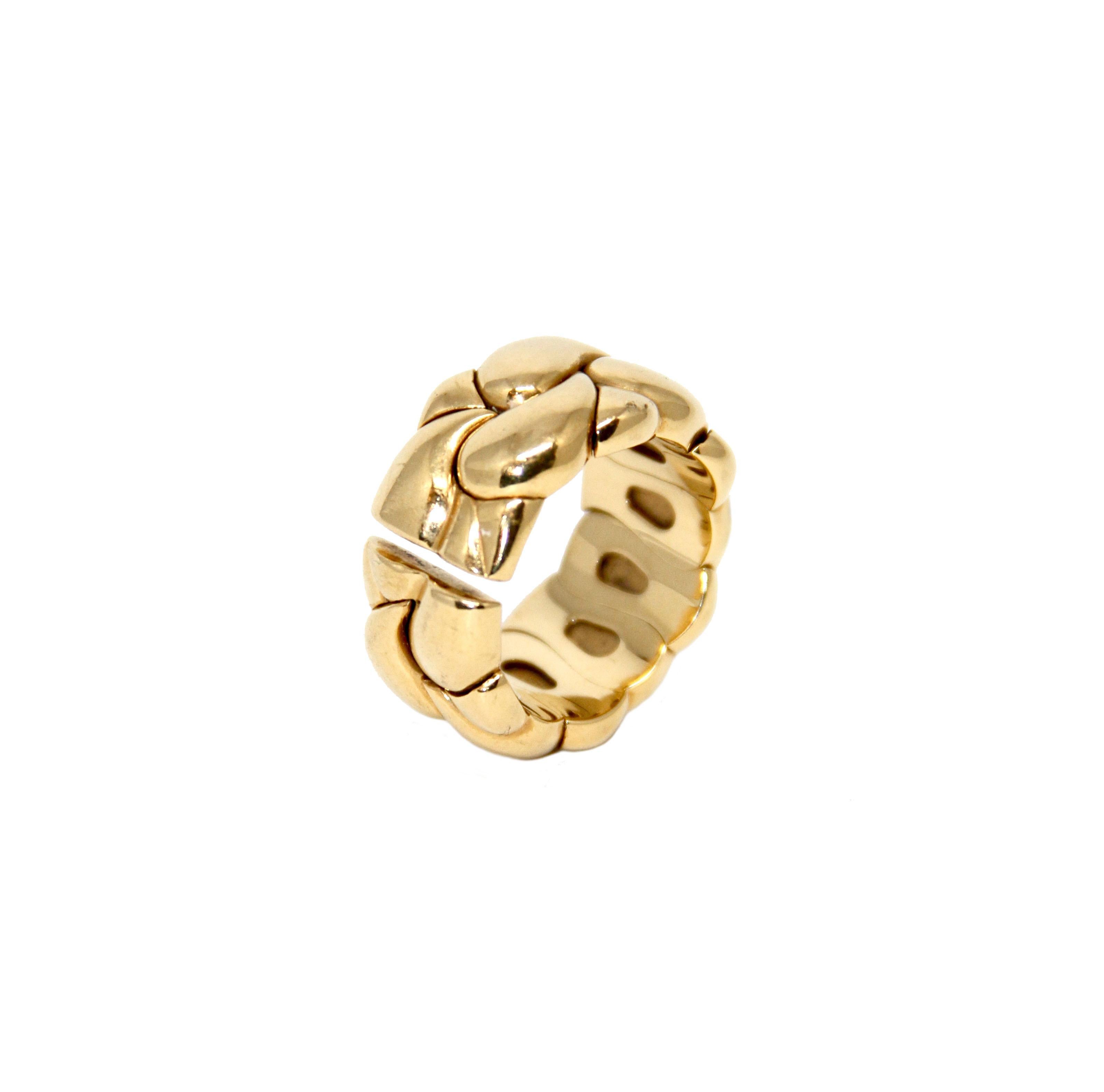 This exquisite ring from Chopard is part of the Casmir collection.
It is made of 18K yellow gold and set with pave round briliant cut diamonds.
Its design is a succession of geometric pattern in the style of drops !

Metal: 18K gold, diamond 
Size: